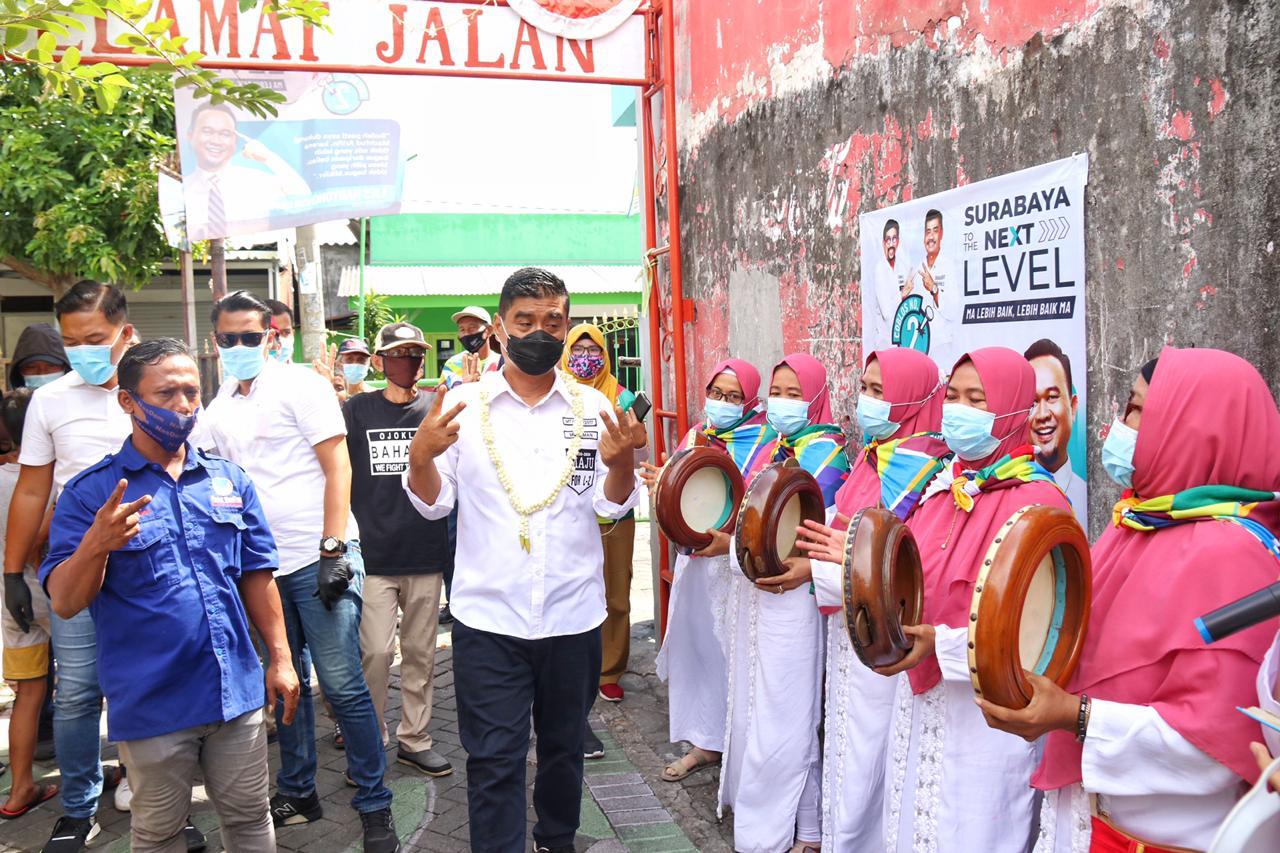 Calon Wakil Wali Kota Surabaya Mujiaman melakukan blusukan di Jalan Pakis Gunung II, Pakis, Sawahan, Kota Surabaya, Sabtu (14/11).