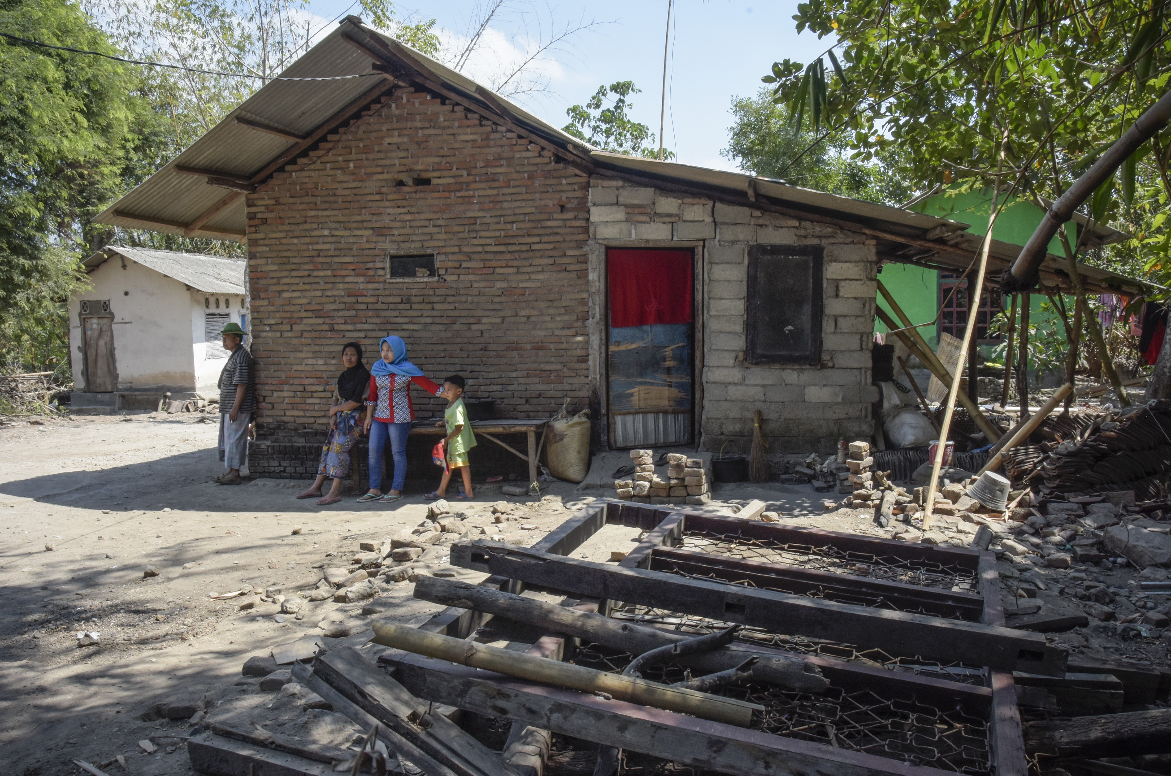 Sejumlah warga terdampak gempa berada di teras rumahnya di Desa Gemel, Praya, Lombok Tengah, NTB, Kamis (29/8/2019).