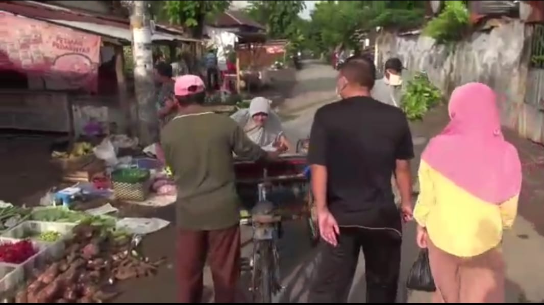 Pedagang Pasar Kupu nekad berdagang meski pasar ditutup karena 17 pedagang terpapar Covid-19.