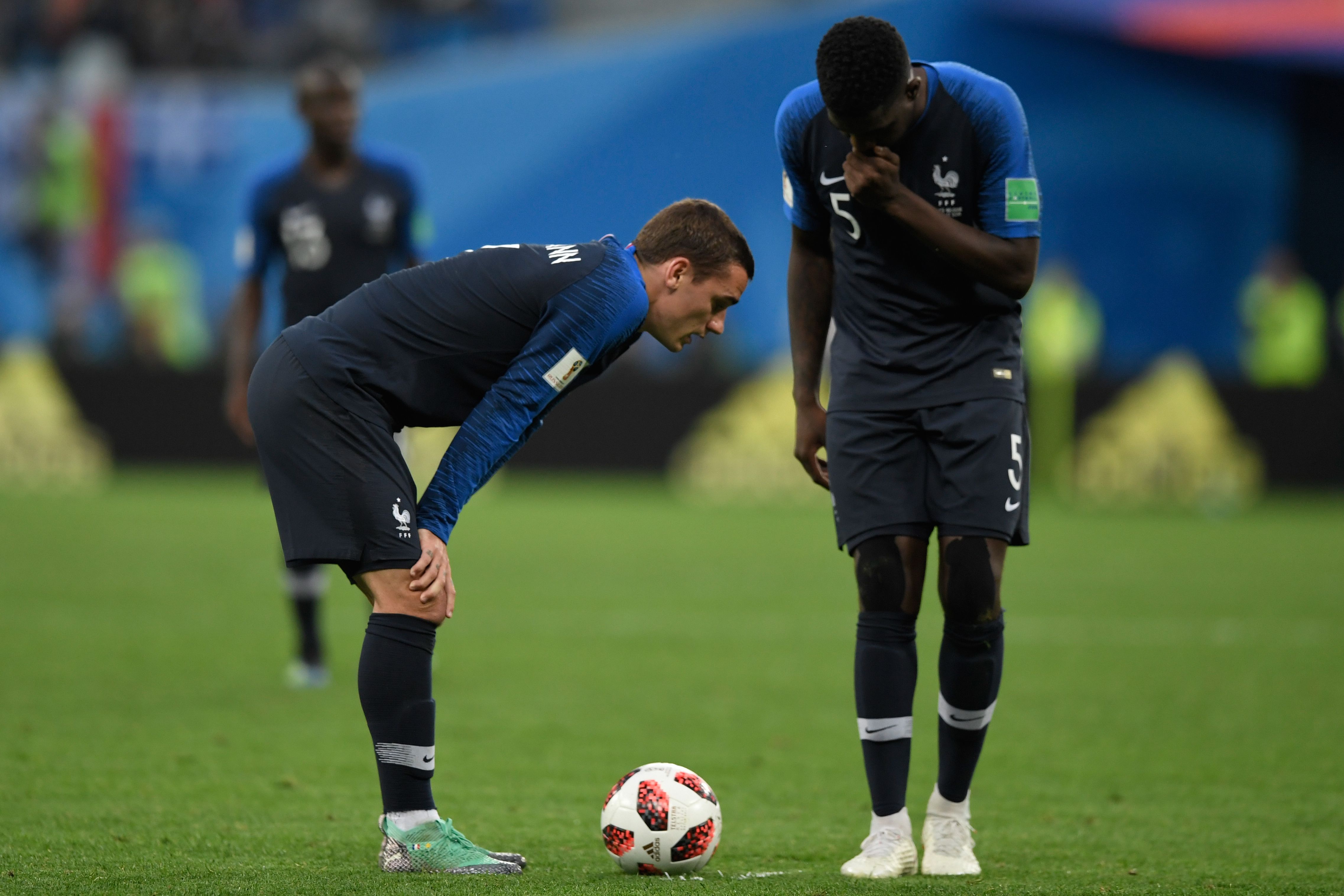 Antoine Griezmann (kiri) dan Samuel Umtiti di laga Piala Dunia 2018.