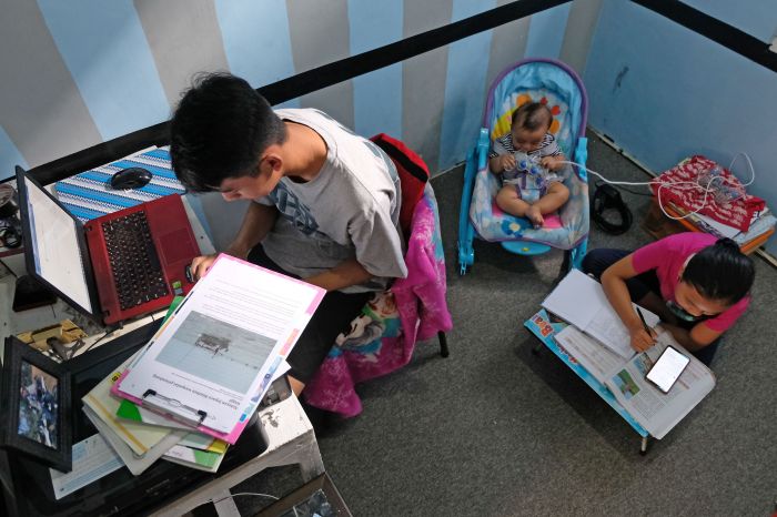 Pelajar mengerjakan tugas sekolah yang diberikan guru secara online di rumahnya Muntung, Candiroto, Temanggung, Jateng.