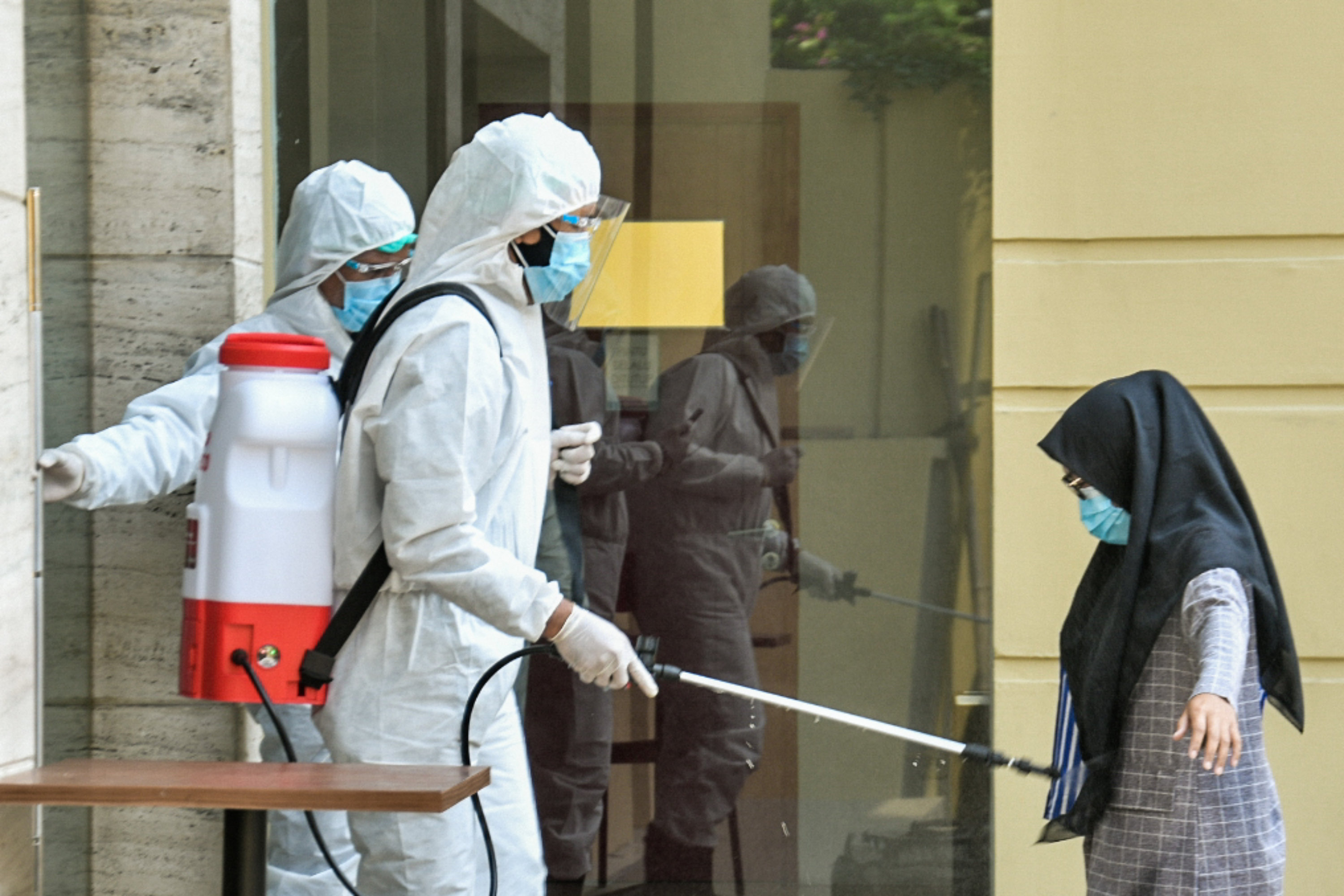 Ilustrasi penyemprotan pada pasien OTG