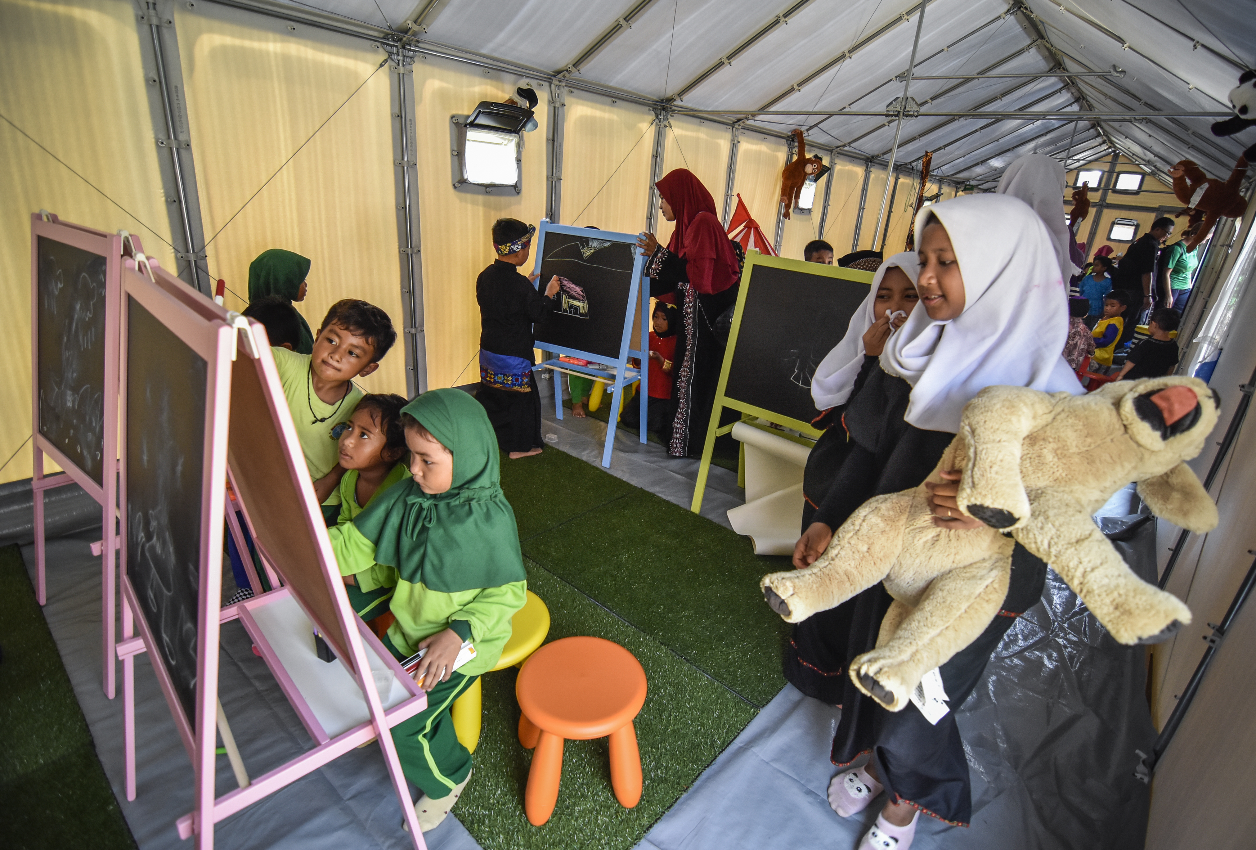 Sejumlah anak-anak penyintas gempa Lombok bermain di Pusat Bermain Anak dan PAUD IT Harapan Bunda, di Desa Pemenang Timur, Lombok Utara.