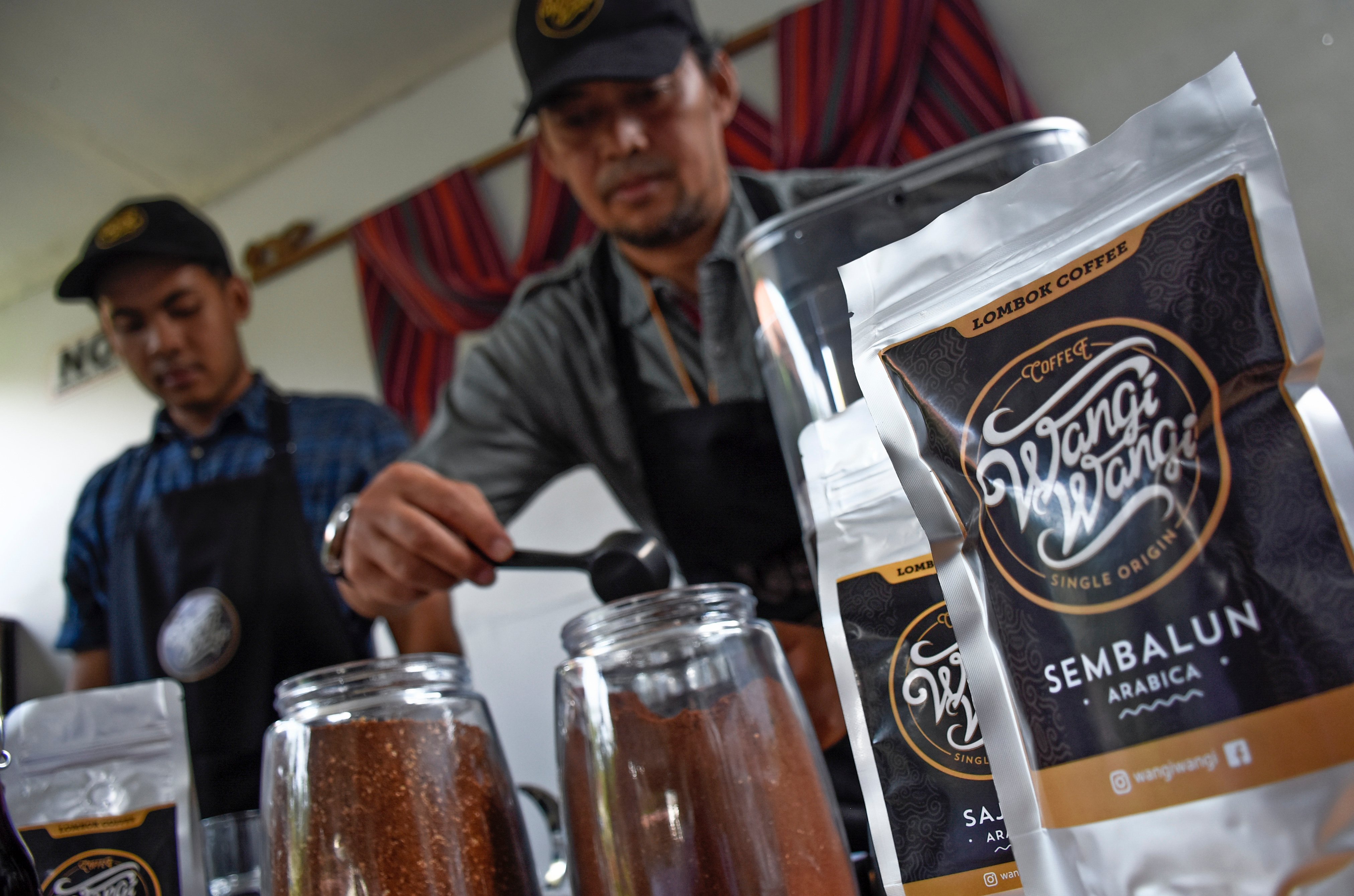 KOPI ARABIKA SEMBALUN SAJANG: Anambo Tono (kanan) meracik kopi Arabika Sembalun Sajang produknya saat dipamerkan di kantor Dispar NTB.