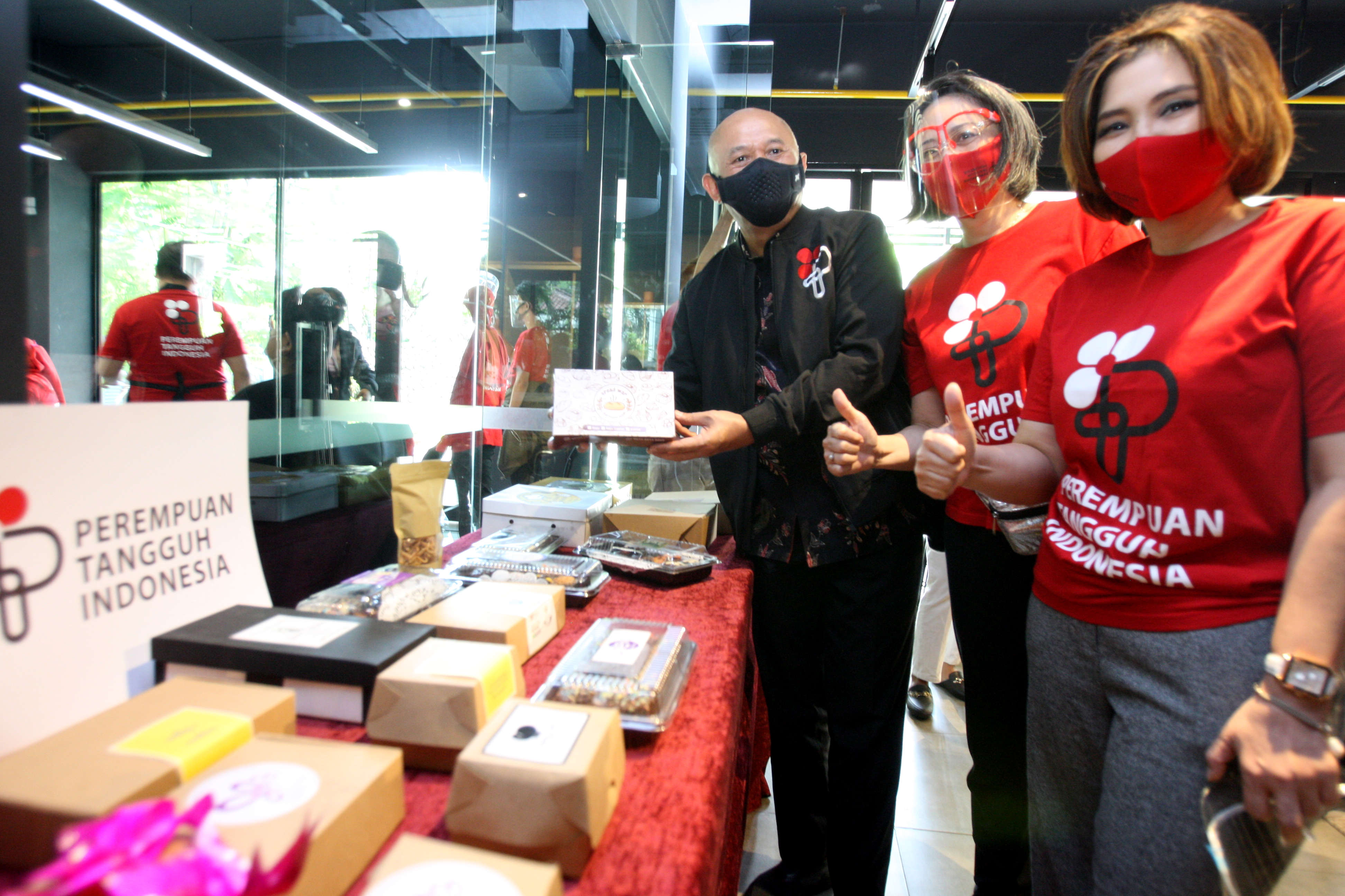 Menteri Koperasi Teten Masduki bersama Komunitas Perempuan Tangguh Indonesia (PTI) dan peserta Pelatihan Wirausaha Berbasis Kuliner.