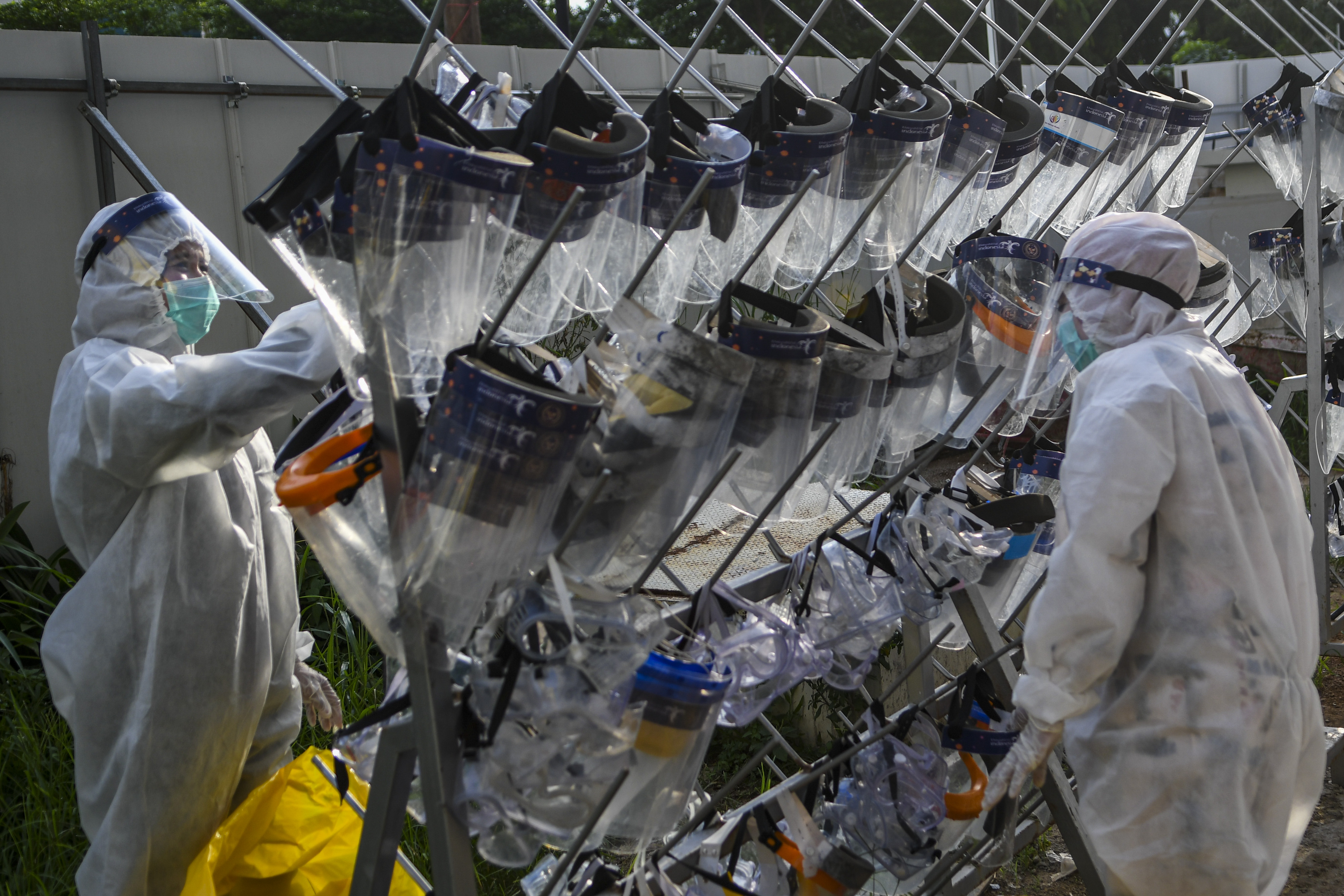 Petugas kesehatan menjemur pelindung wajah di Rumah Sakit Darurat Covid-19 Wisma Atlet Kemayoran di Jakarta, Kamis (12/11).