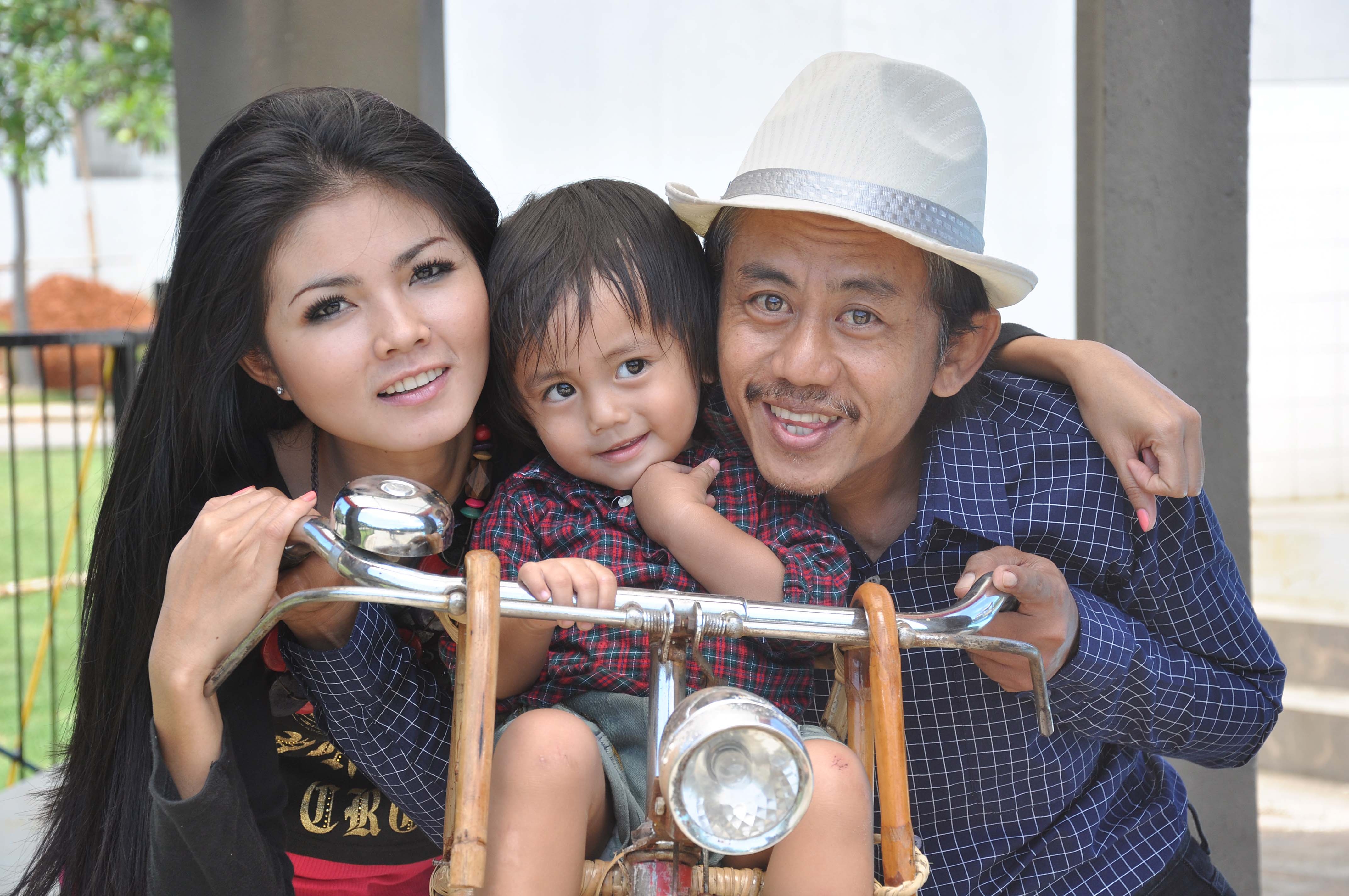 Aktor  Epi Kusnandar (kanan) bersama istri dan anaknya.
