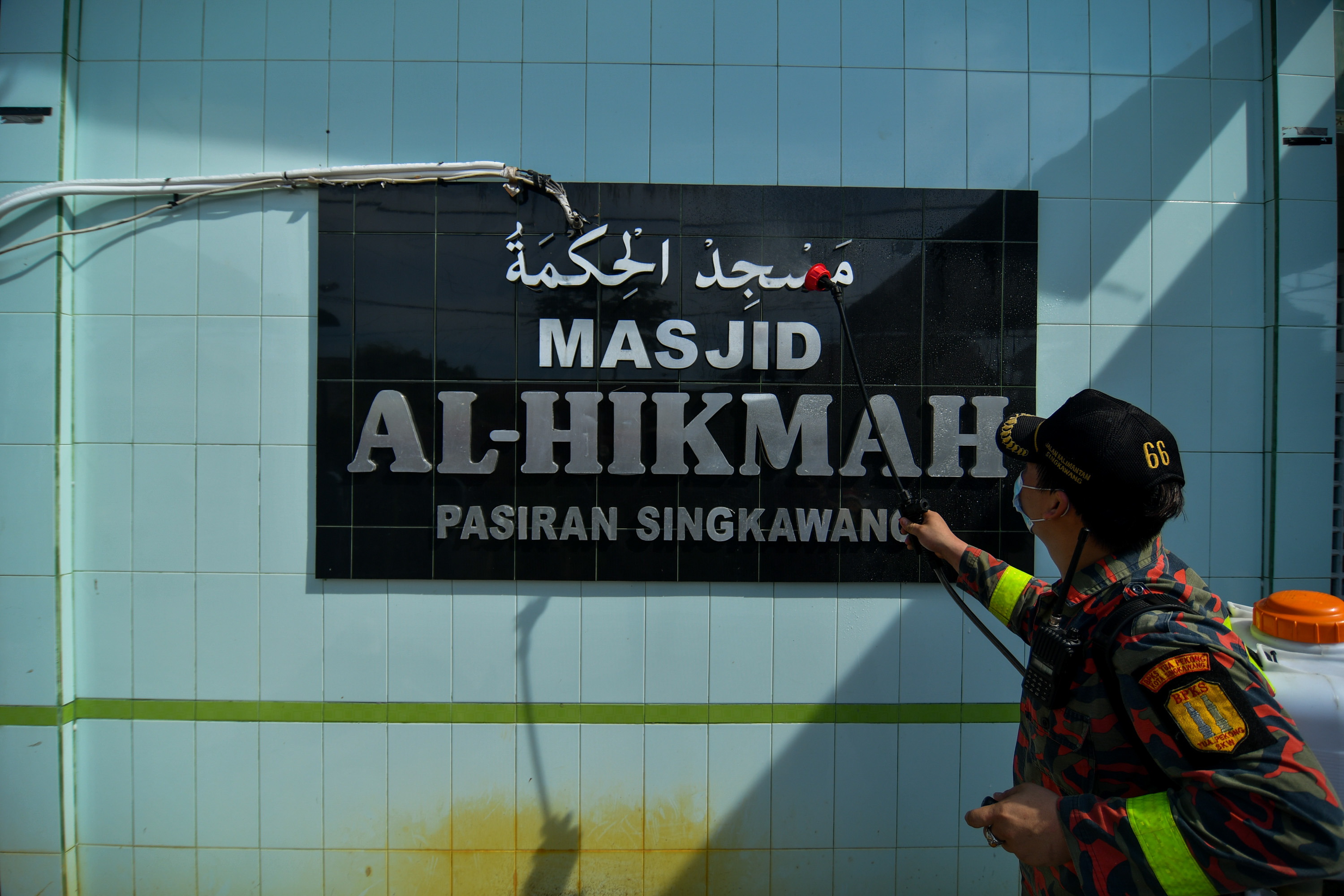 Warga Tionghoa melakukan penyemprotan disinfektan di Masjid Al-Hikmah, Singkawang, Kalbar. Singkawang dikenal sebagai kota paling toleran.