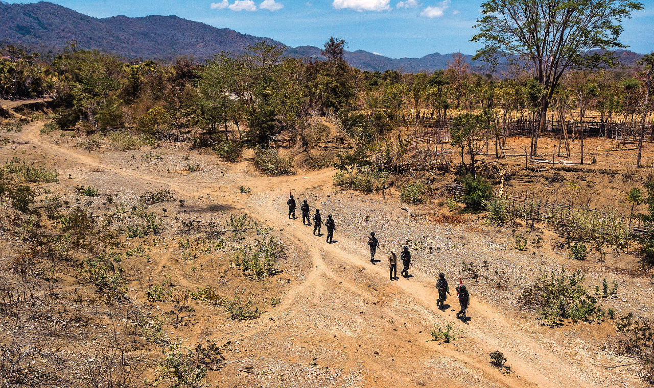 Melintasi sungai yang mengering di bawah teriknya matahari Atambua.