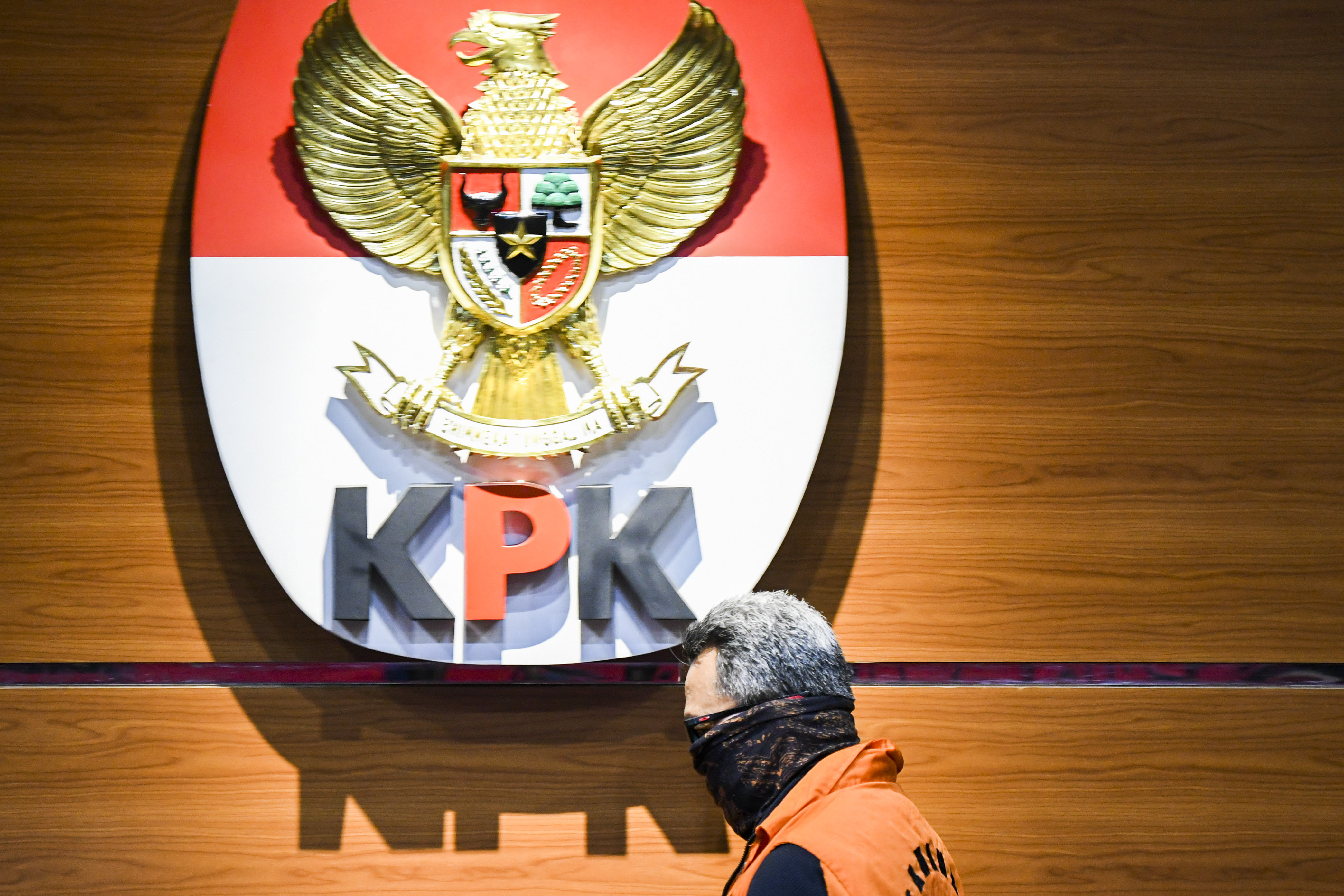 KPK menahan mantan anggota DPRD Jawa Barat dari Fraksi Partai Golkar periode 2014-2019, Abdul Rozak Muslim. 