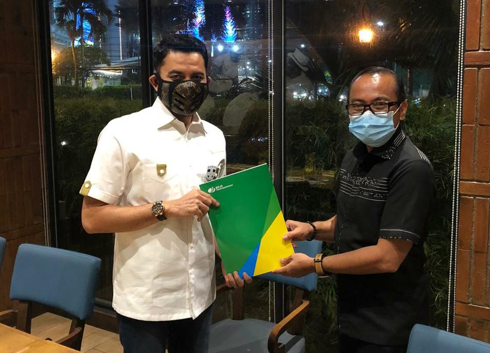 Penyerahan surat kuasa kasus tunggakan iuran perusahaan ke Kepala Kejaksaan Negeri Jakarta Barat.