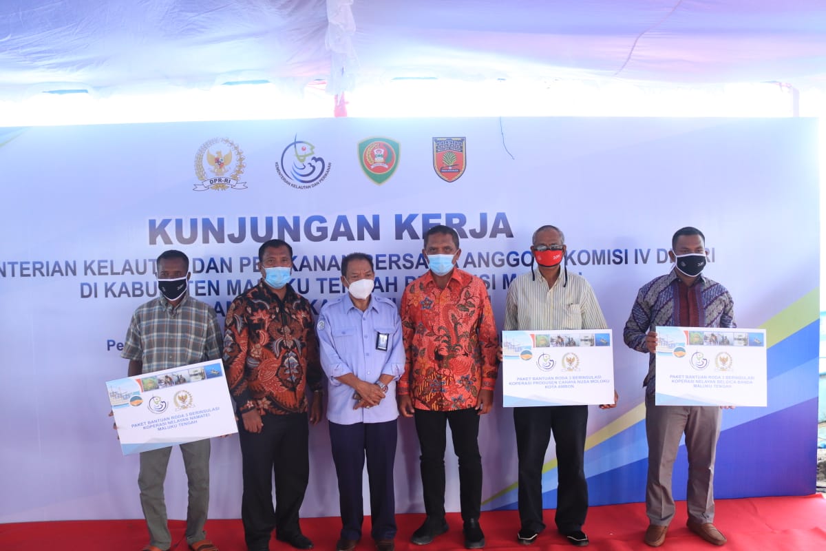 KKP Serahkan Stimulus untuk Nelayan di Maluku