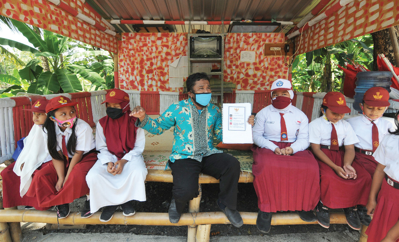 Seorang guru memberikan edukasi Pancasila kepada siswa di Krakitan, Bayat, Klaten, Jawa Tengah, Kamis (1/10/2020).