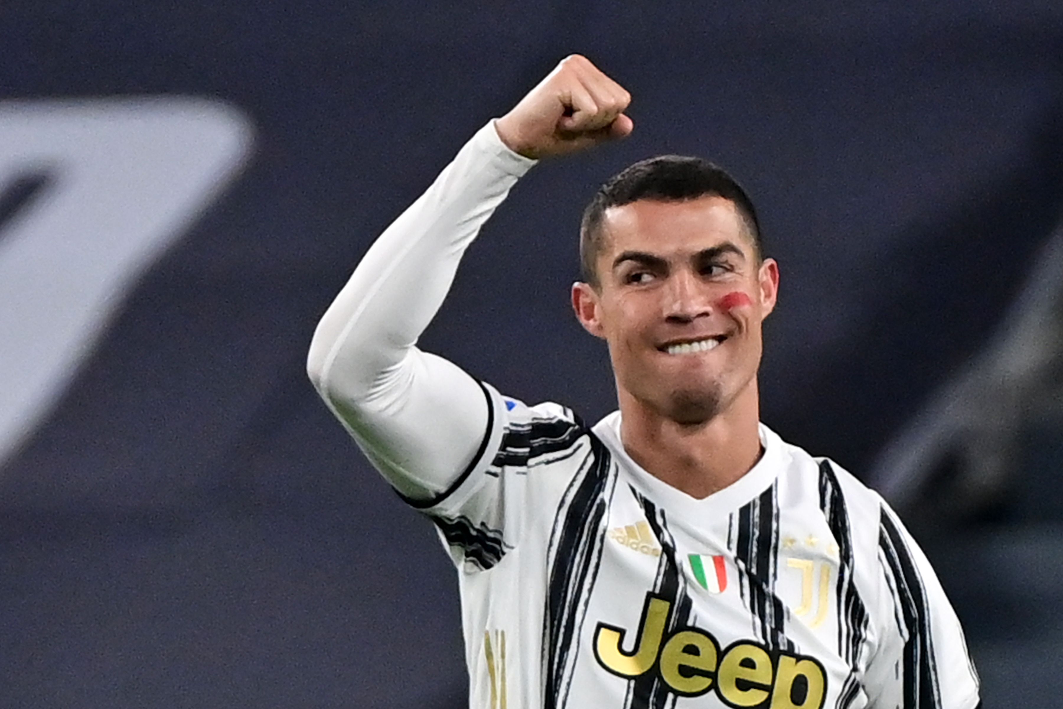 Penyerang Juventus Cristiano Ronaldo melakukan selebrasi usai mencetak gol ke gawang Cagliari di laga Serie A.