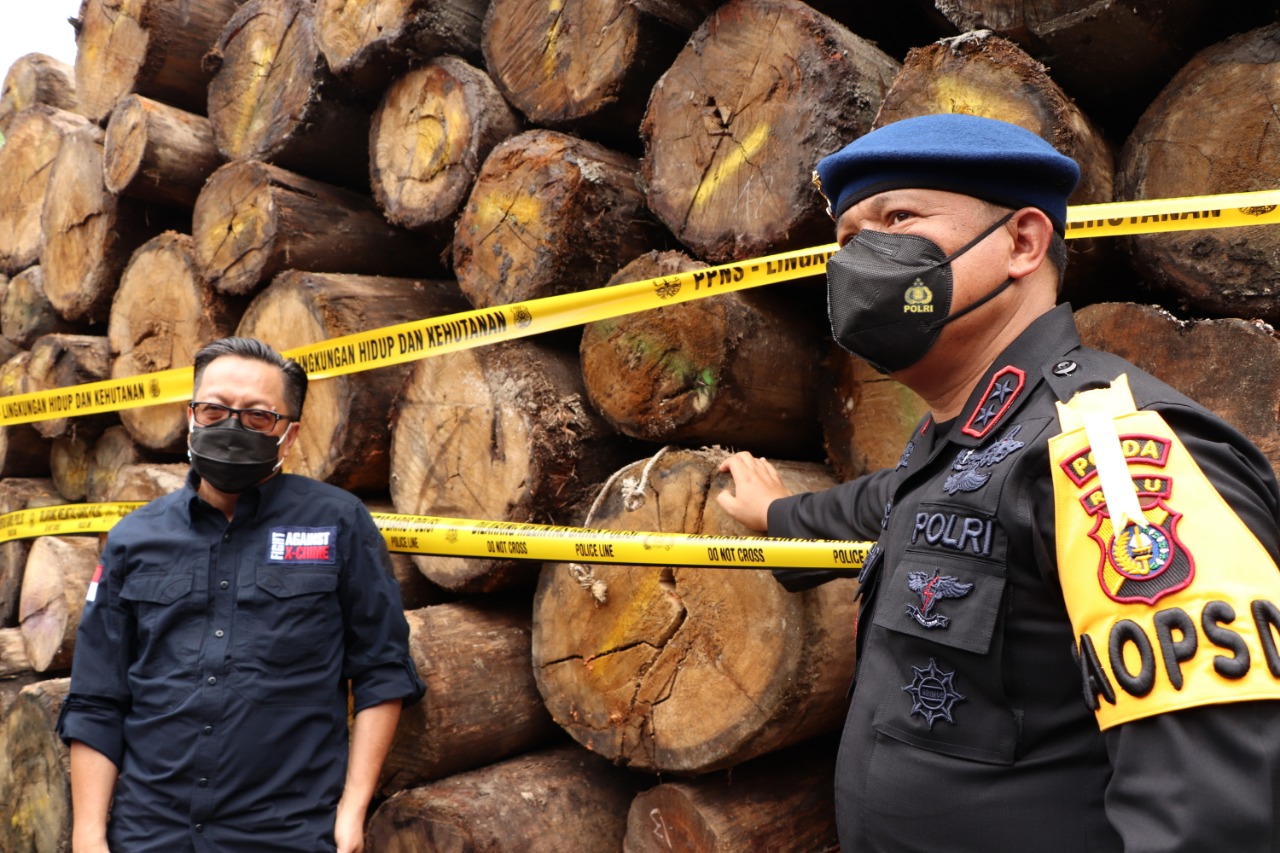 Kapolda Riau Irjen Agung Setya Imam Effendi (kanan) dan Dirjen Gakkum KLHK Rasio Ridho Sani di depan ratusan kayu ilegal yang disita.