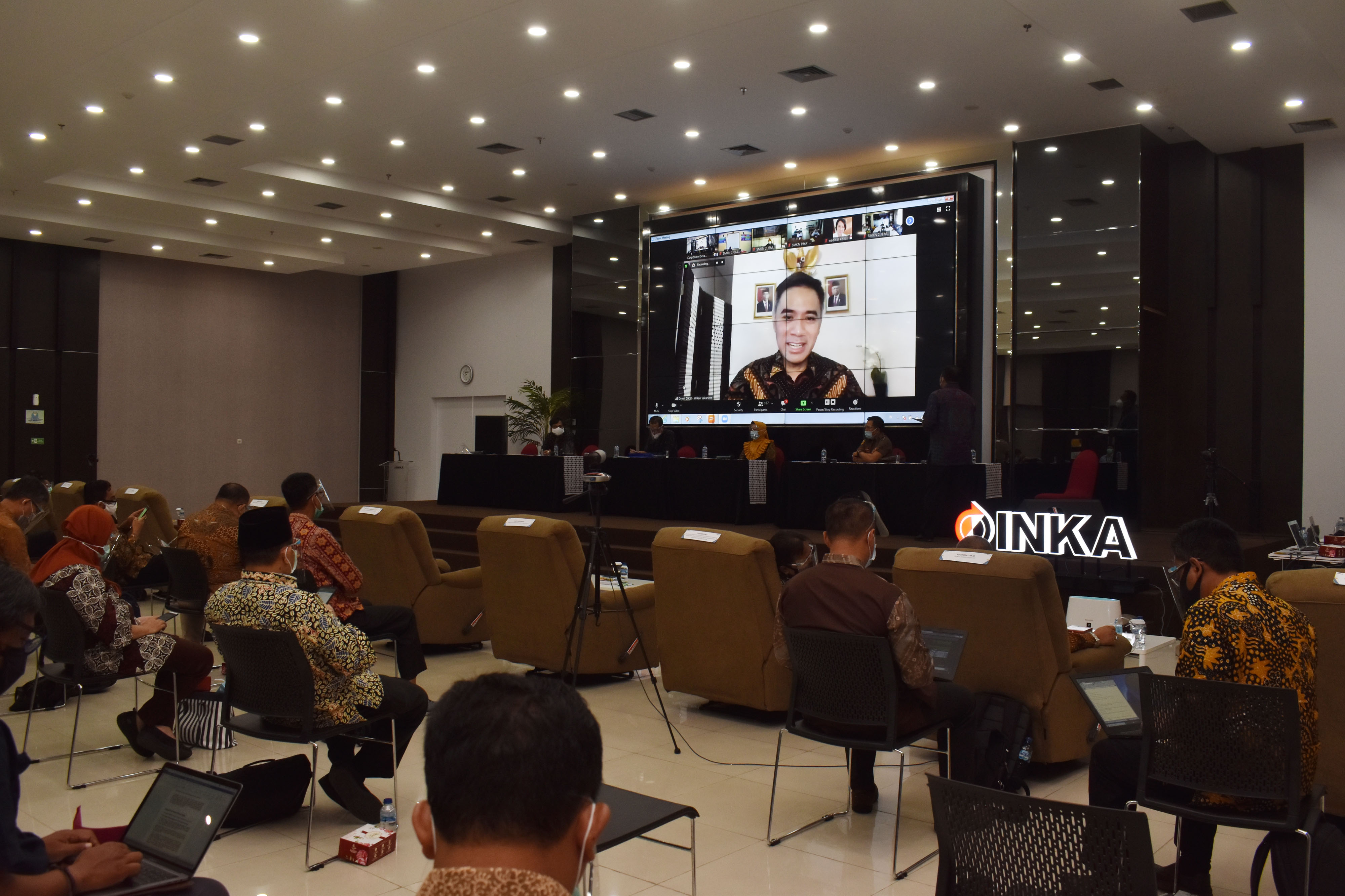 Dirjen Kemendikbud Wikan Sakarinto (layar monitor) memberikan penjelasan secara virtual kepada para pemangku kepentingan pendidikan vokasi.