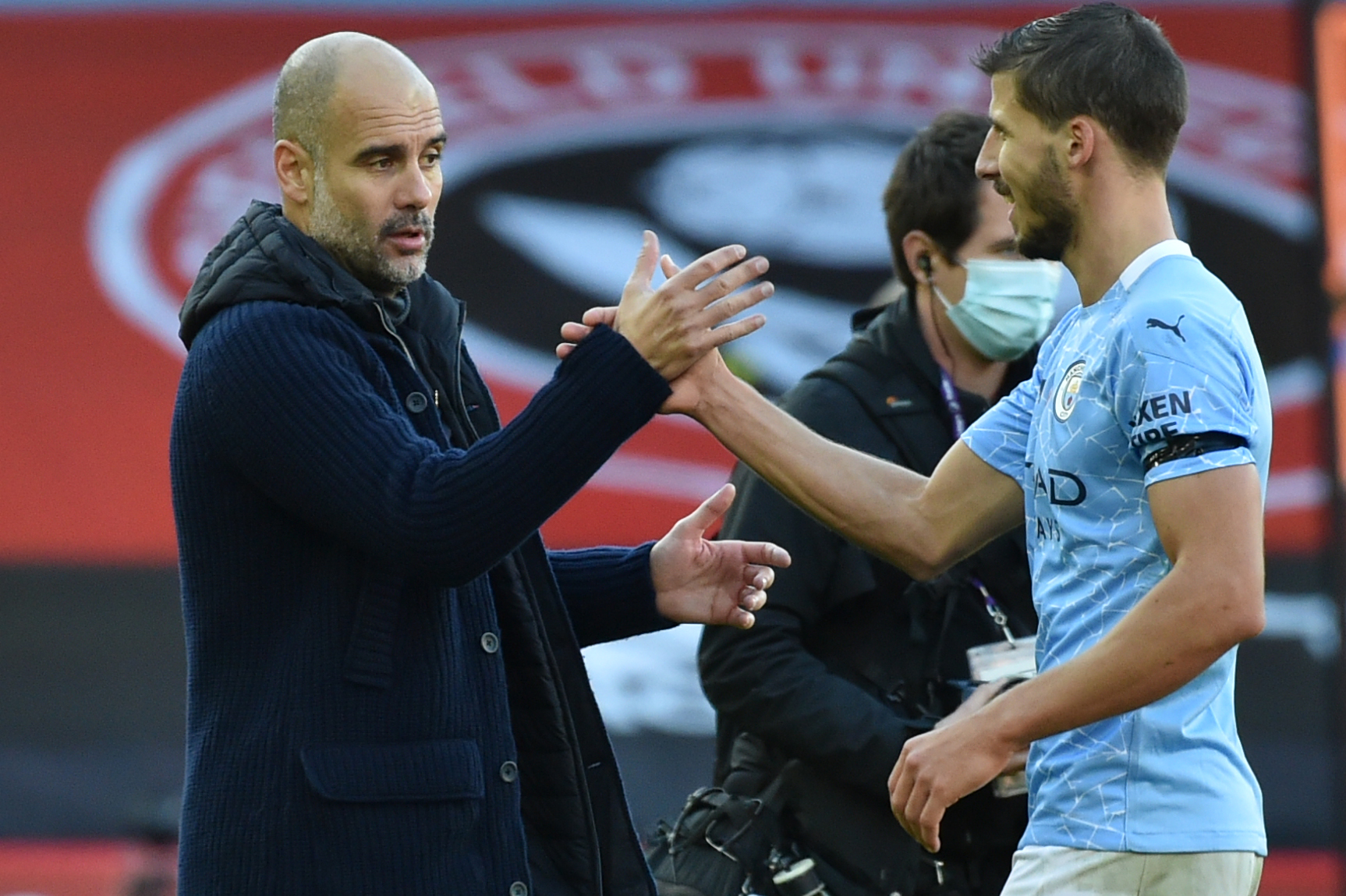Manajer Manchester City Pep Guardiola menyalami bek Ruben Dias selepas laga Liga Primer Inggris melawan Sheffield United.