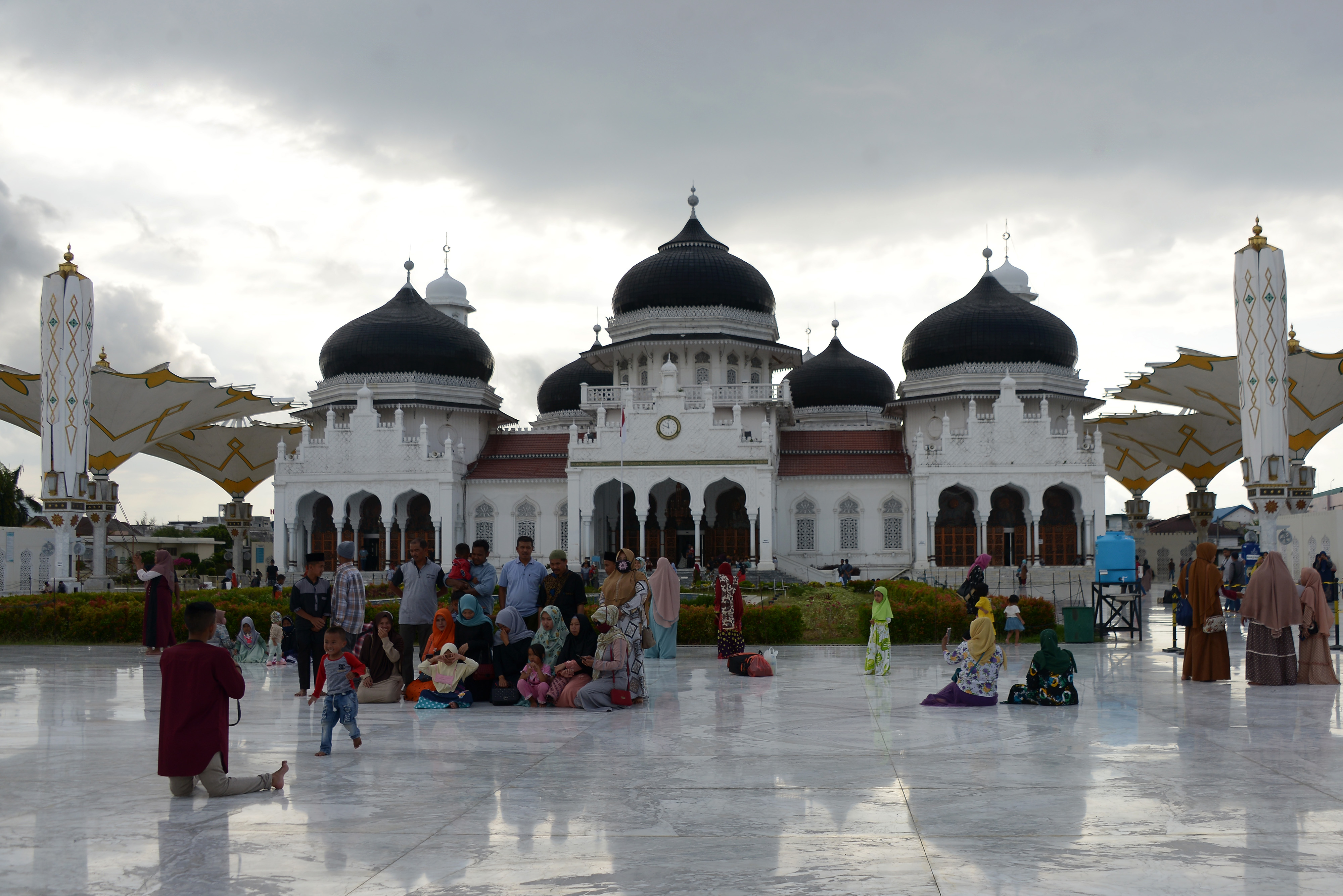 Wisatawan berkunjung ke Masjid Raya Baiturrahman di Banda Aceh, Aceh, Jumat (21/8/2020)