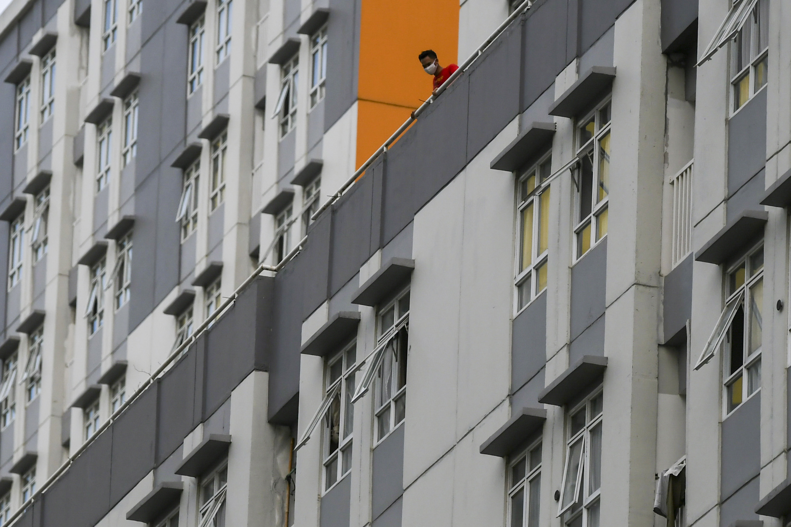 Pasien covid-19 beraktivitas di Rumah Sakit Darurat Covid-19 Wisma Atlet Kemayoran di Jakarta