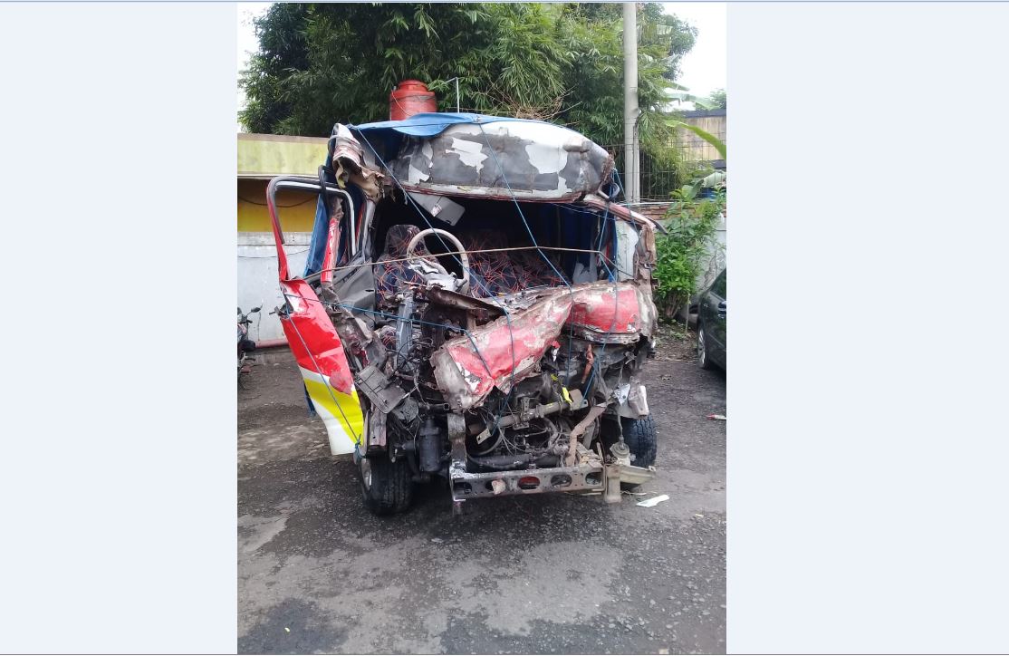 Mobil travel yang mengalami kecelakaan di Tol Cipali, Senin (30/11).