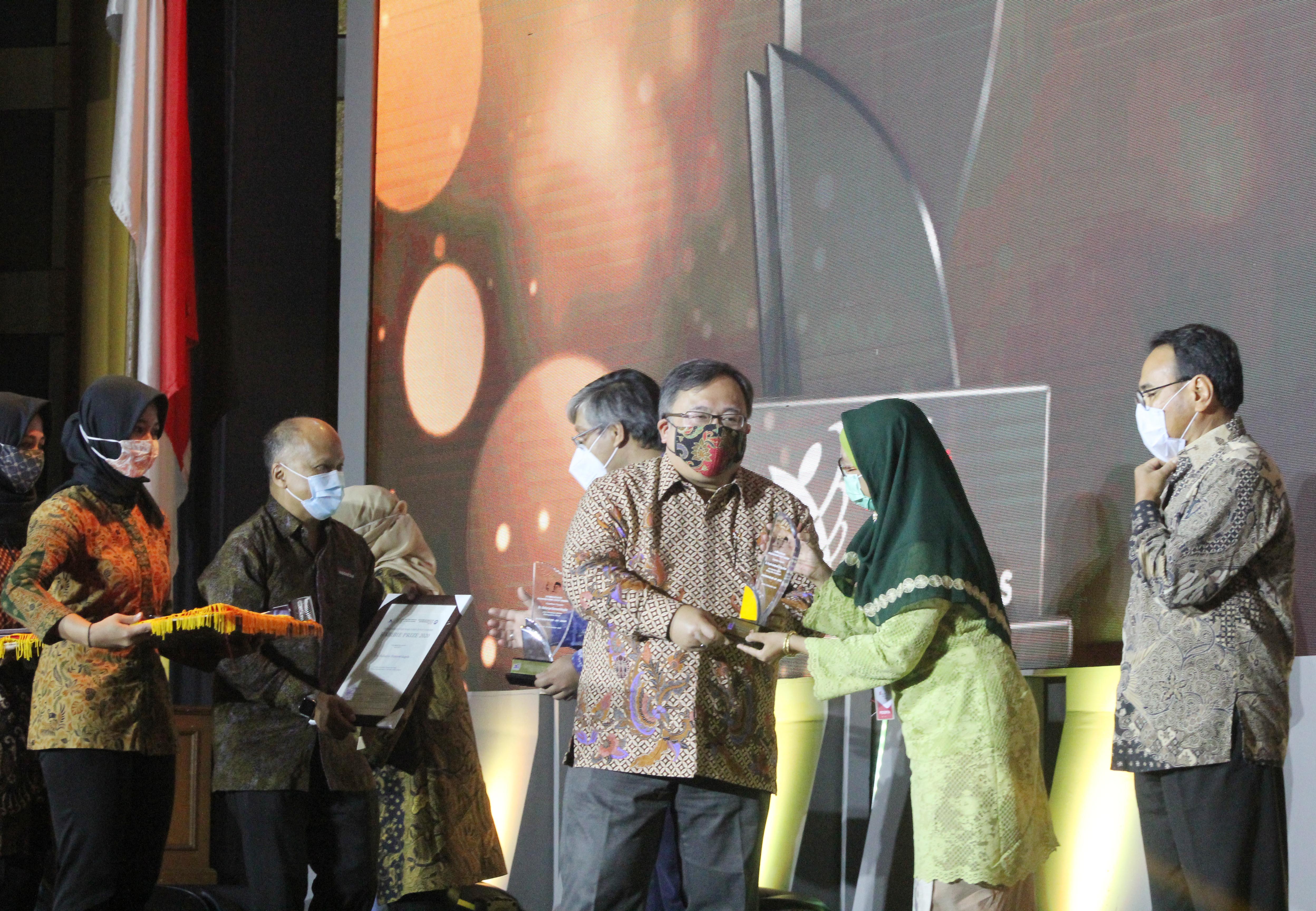Menristek Bambang Brodjonegoro (ketiga dari kanan) menyerahkan penghargaan kepada para penerima Habibie Prize 2020, Selasa (10/11).