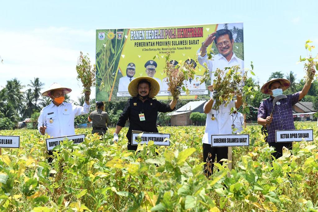 Mentan Syahrul Yasin Limpo bersama Gurbenur Sulawesi Barat, Ali Baal Masdar dan didampingi Bupati Polewali Mandar, Andi Ibrahim Masdar.