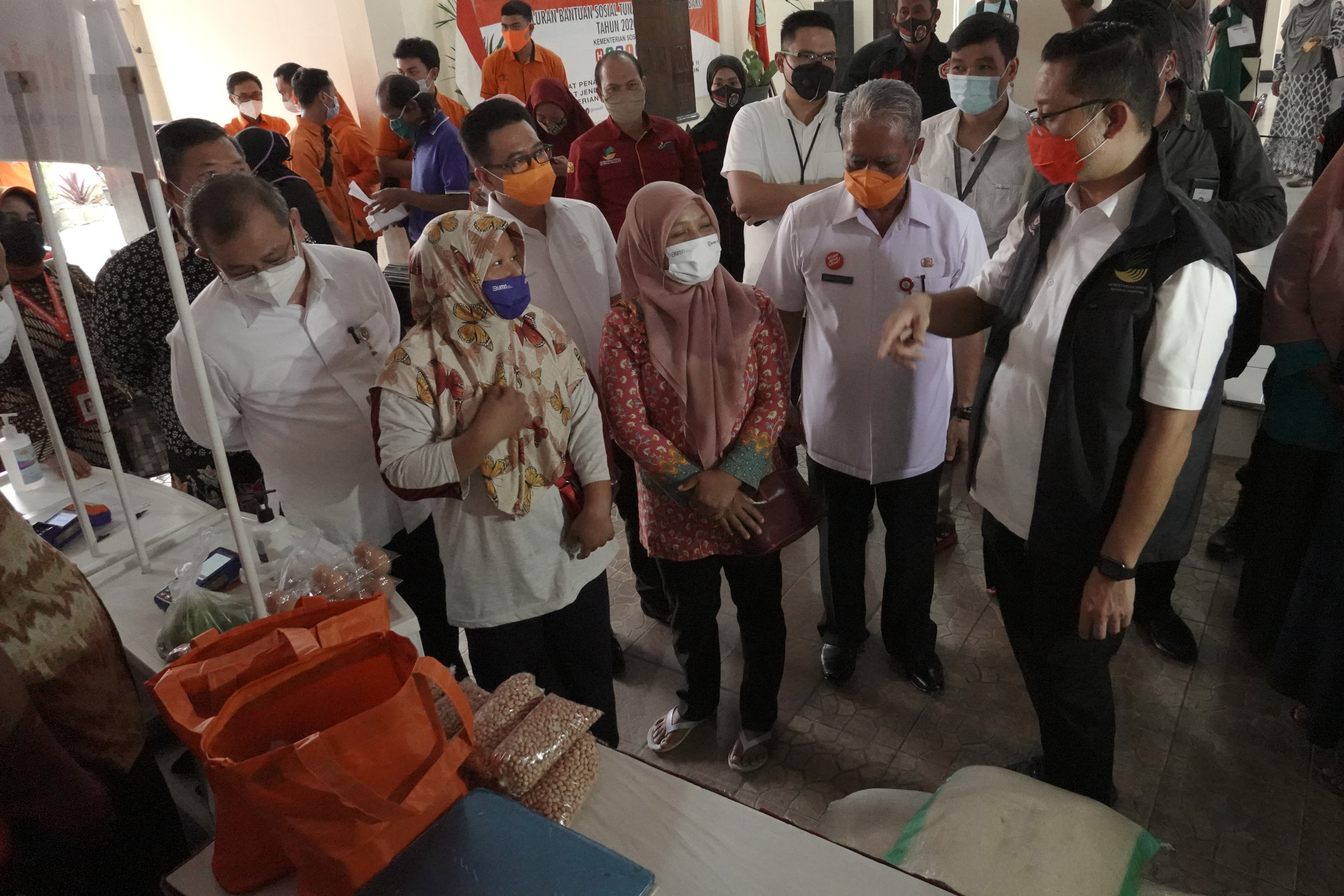 Mensos Juliari P Batubara (kanan) berdialog dengan penerima Bantuan Sosial Tunai (BST) di Karanganyar, Purbalingga, Jumat (20/11)