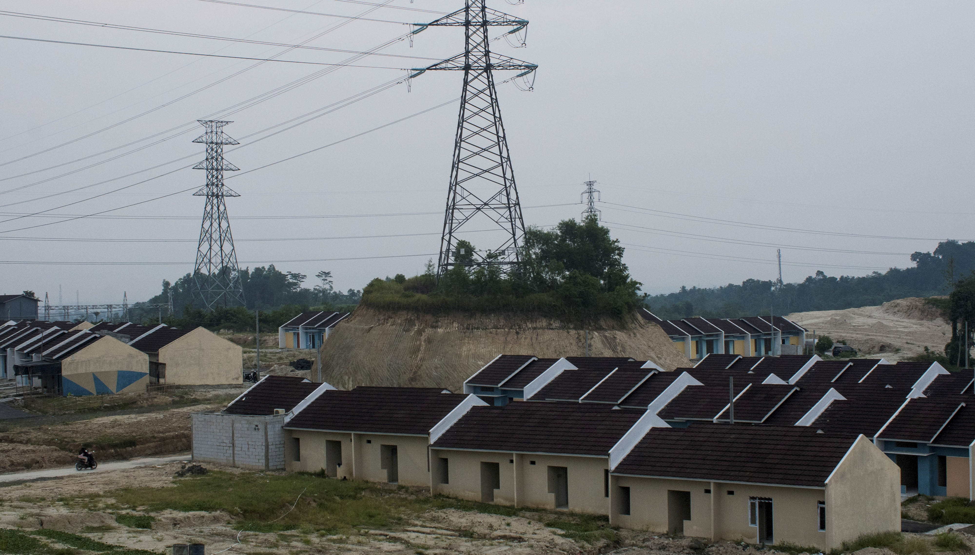 Warga melintas di perumahan bersubsidi di Rangkasbitung, Lebak, Banten, Selasa (10/11).