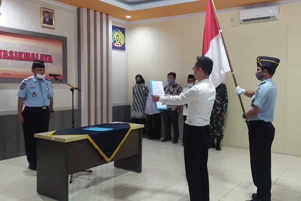 Seorang narapidana teroris Jaringan Asharut Daulah (JAD) ISIS, Deni Buldan Anwari melakukan ikrar setia kepada NKRI, di Lapas Tasikmalaya.