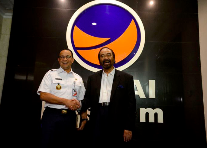 Ketua Umum Partai NasDem Surya Paloh (kanan) berjabat tangan dengan Gubernur DKI Jakarta Anies Baswedan. 