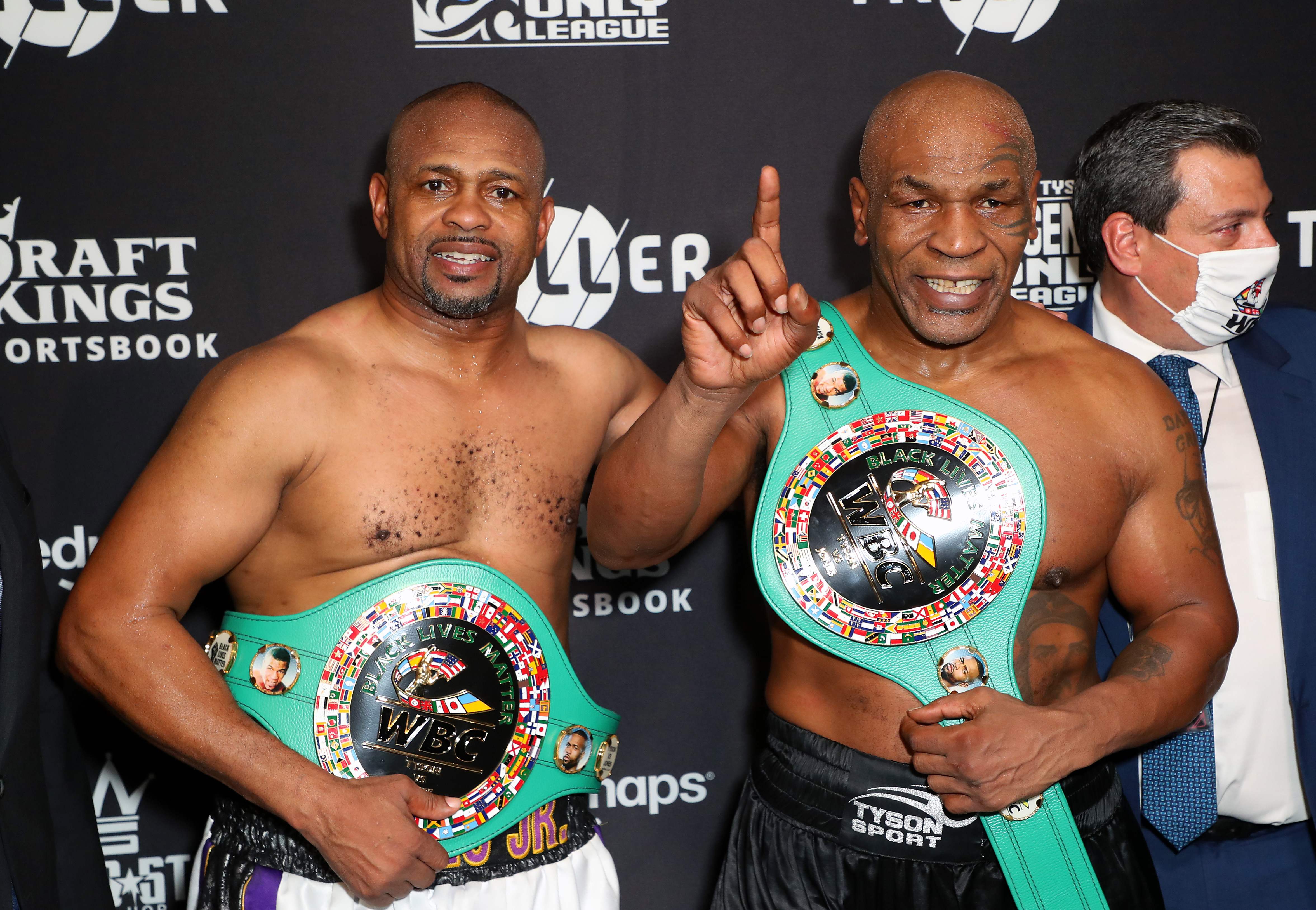 Mike Tyson dan Roy Jones Jr merayakan hasil imbang dari pertandingan di Staples Center, AS.