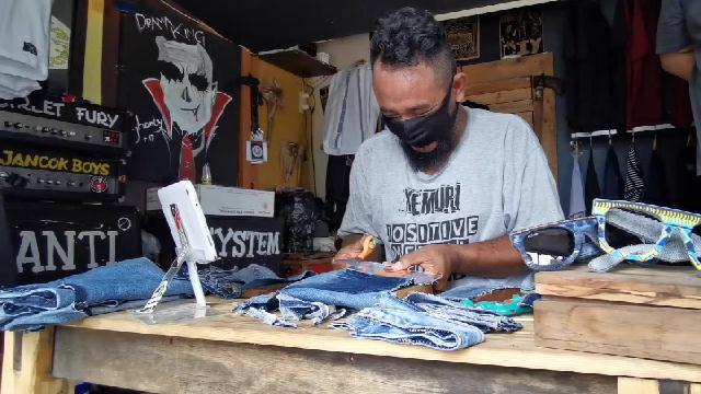  Pandemi, pedagang susu ketan ini banting stir bikin kacamata unik dari kain jeans. 
