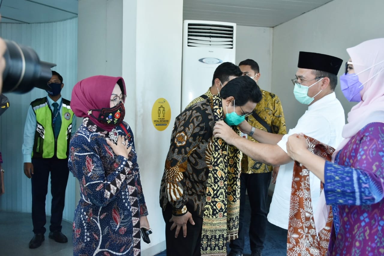 Gubernur Erzaldi (kedua dari kanan) menyambut Menteri Desa dan PDTT Abdul Halim (ketiga dari kanan)