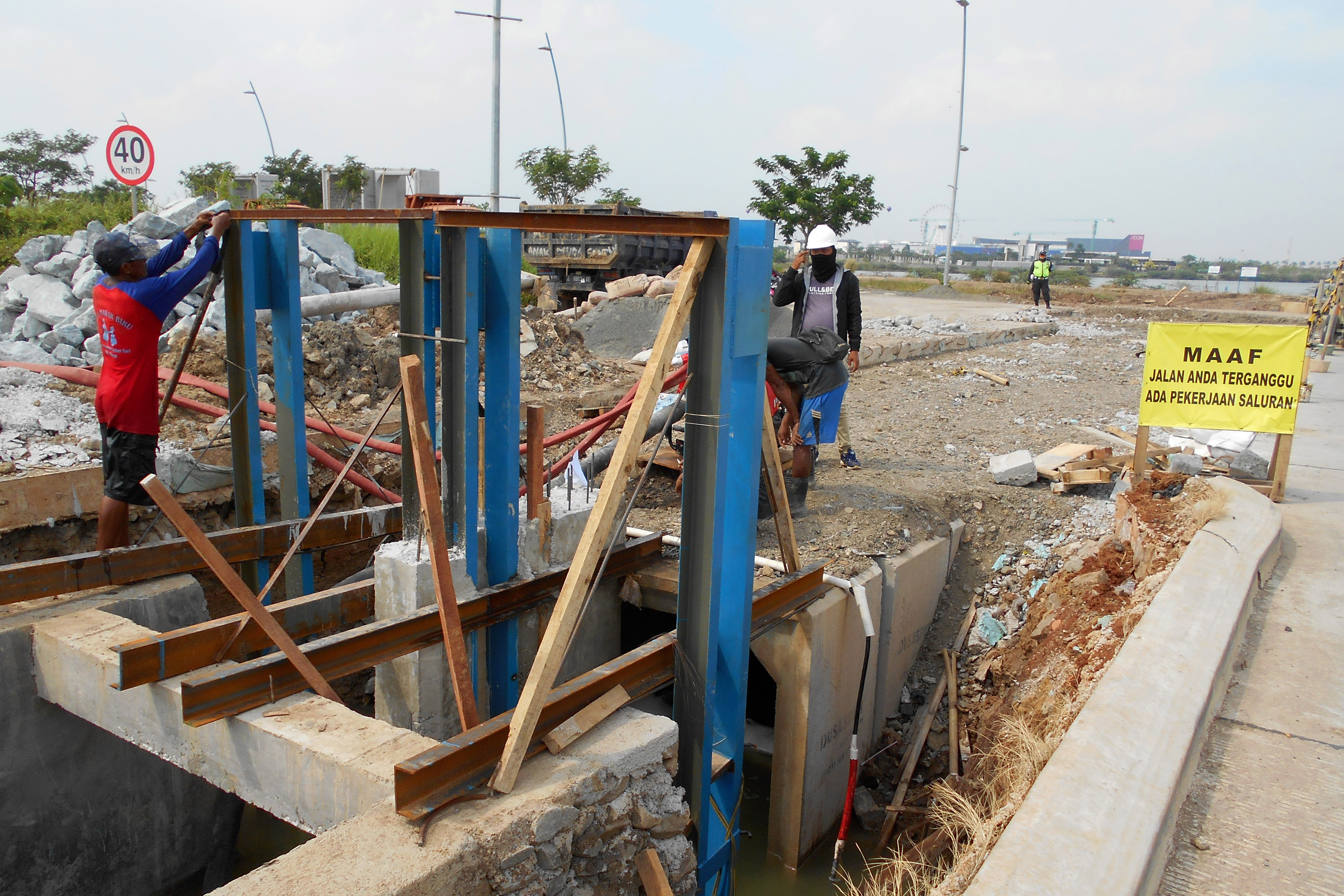 Pekerja menyelesaikan pembuatan sodetan Jakarta Garden City (JGC) di Cakung, Jakarta Timur,.