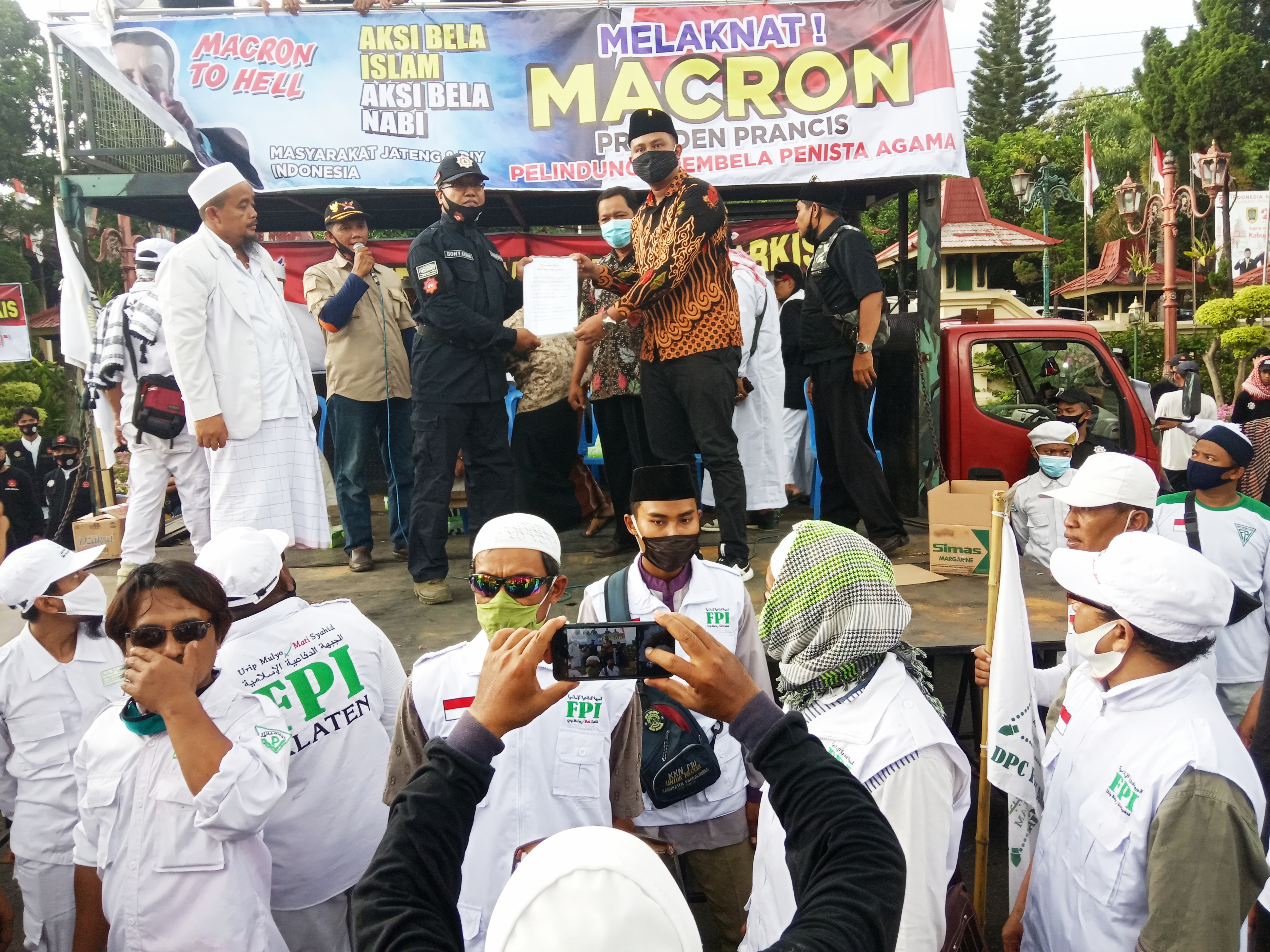 Ketua DPRD Klaten Hamenang Wajar Ismoyo (kanan) menerima pernyataan sikap Anak NKRI Klaten yang diserahkan oleh koordinator aksi Boni Azwar