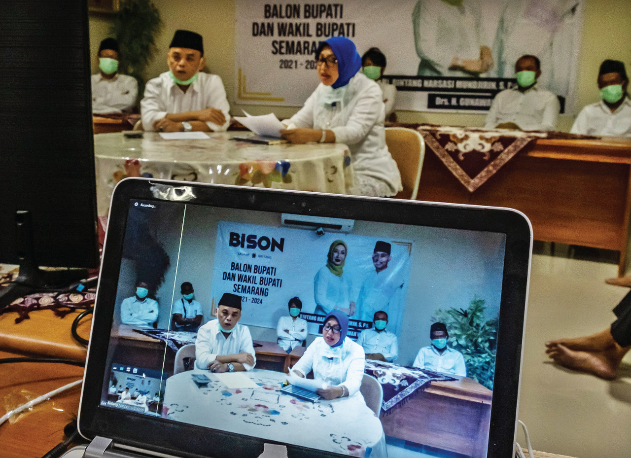 Calon Bupati dan Wakil Bupati Semarang Bintang Narsasi Mundjirin-Gunawan Wibisono berdialog dengan relawan pemenangan secara daring.