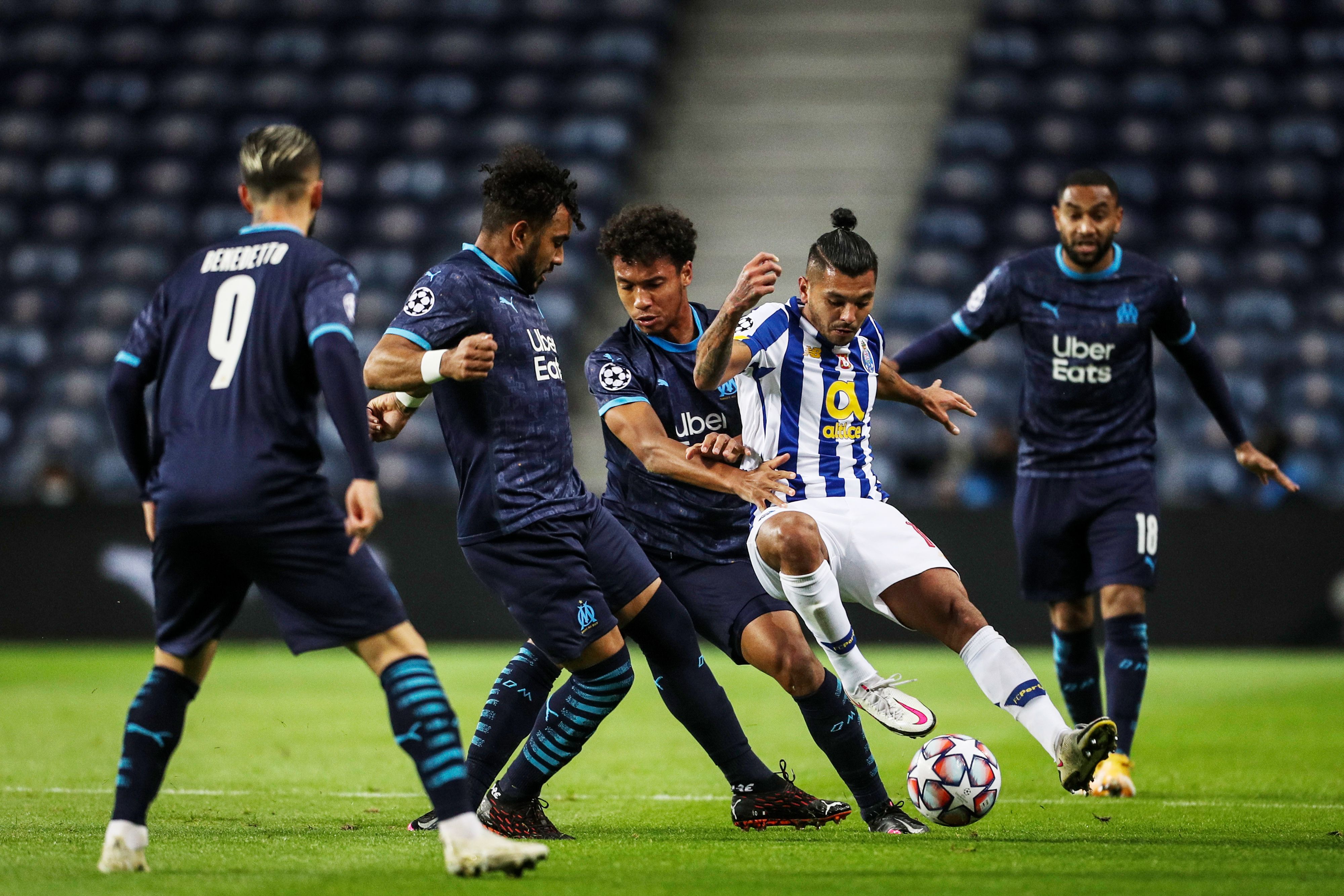 Penyerang FC Porto Jesus Corona (kedua dari kanan) berusaha melewati adangan para pemain Marseille dalam laga Liga Champions.