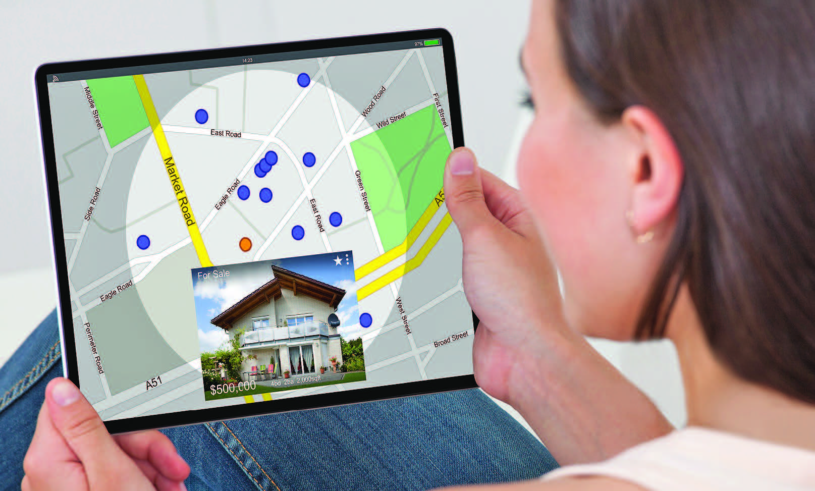 MENCARI PROPERTI: Pencarian properti melalui laman pencari daring selama pandemi covid-19 meningkat pada April-Agustus. 