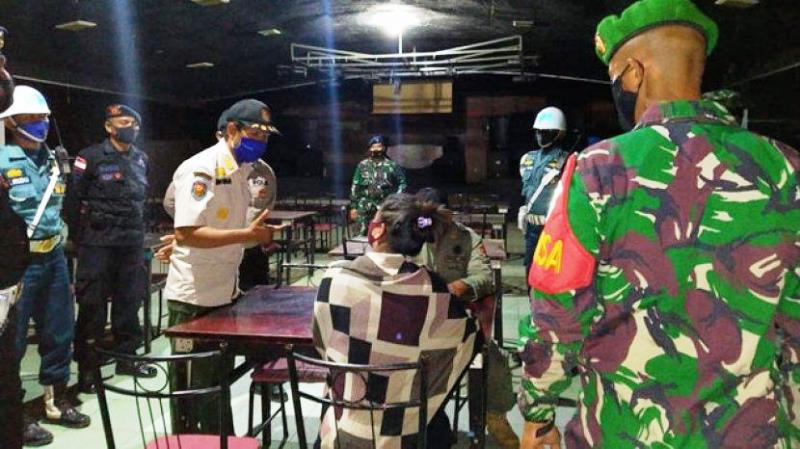 Razia protokol kesehatan di tempat hiburan malam di Sikka, NTT