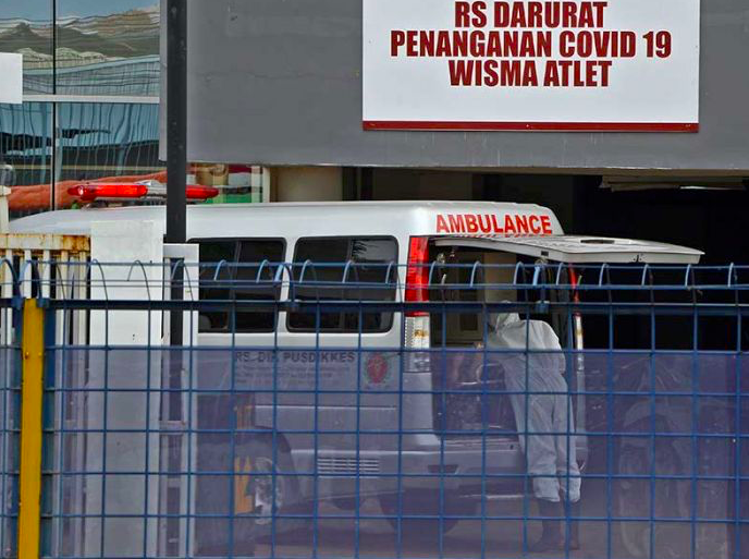Petugas bersiap memindahkan pasien memasuki Rumah Sakit Darurat Penanganan COVID-19 di Wisma Atlet Kemayoran.