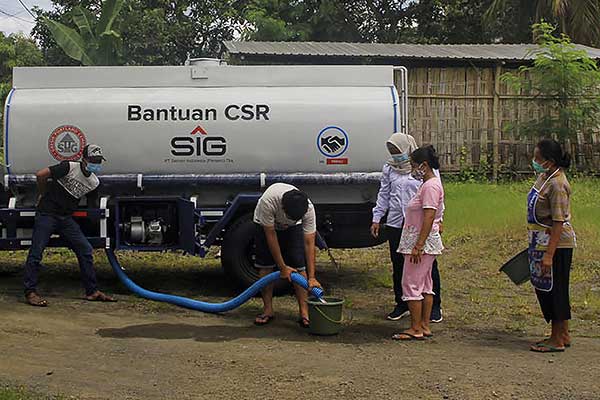 Warga antre untuk mendapatkan air bersih di Kelurahan Sumbergedong, Trenggalek, Jawa Timur, kemarin.