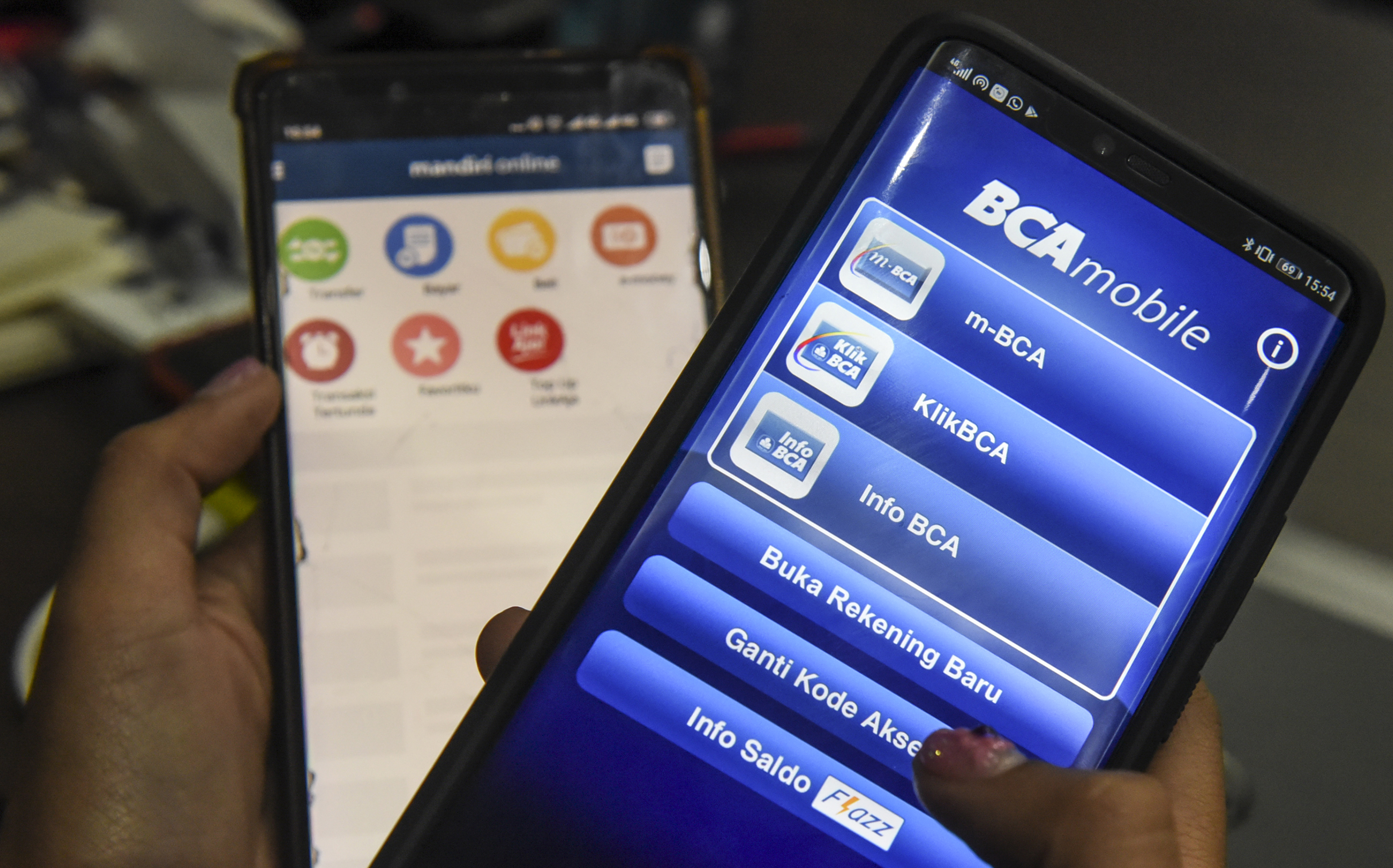 TRANSAKSI DARING LAYANAN PERBANKAN DIGITAL MENINGKAT: Warga menggunakan fasilitas layanan perbankan digital.