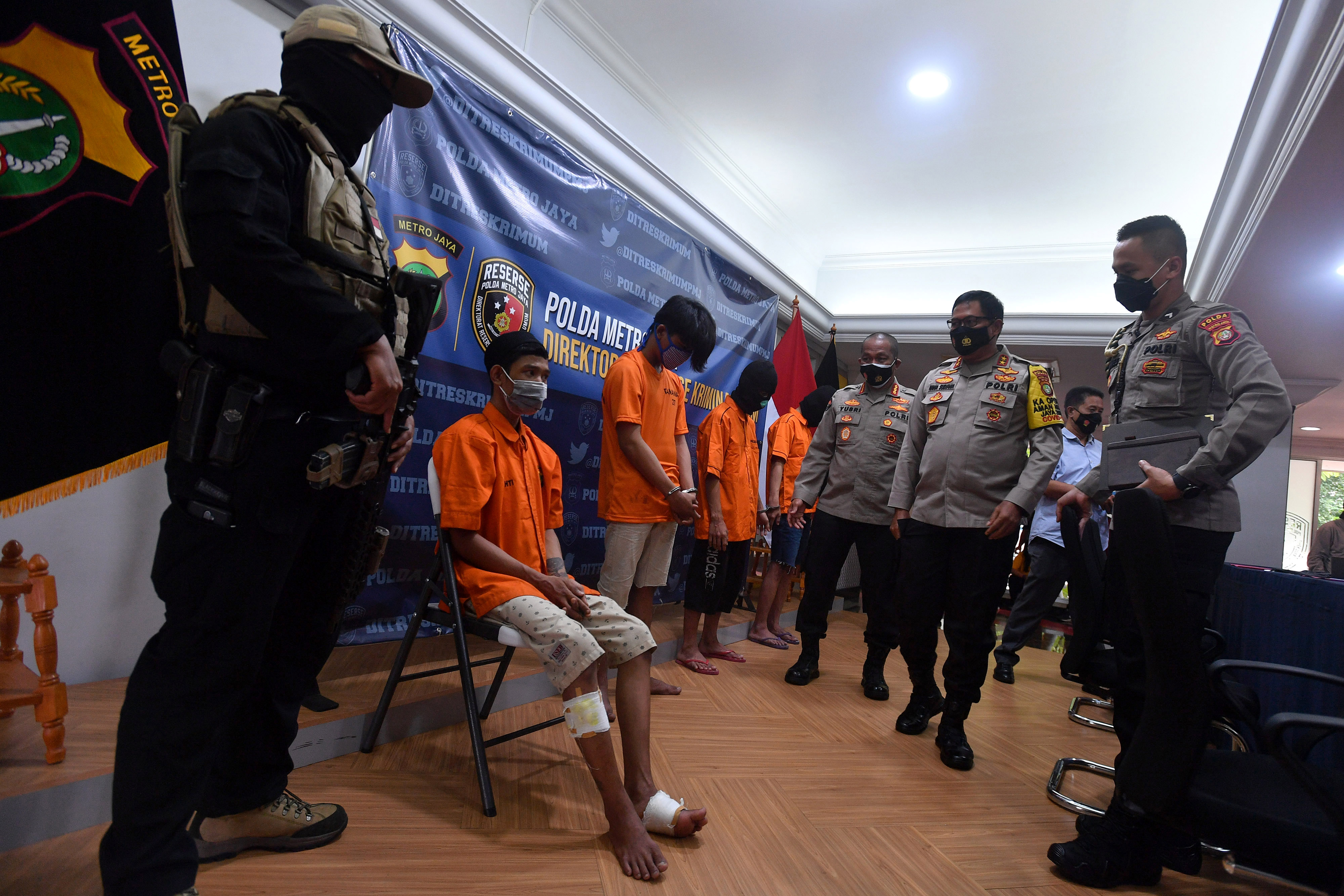 Polda Metro Jaya merilis penangkapan 10 pelaku begal sepeda.