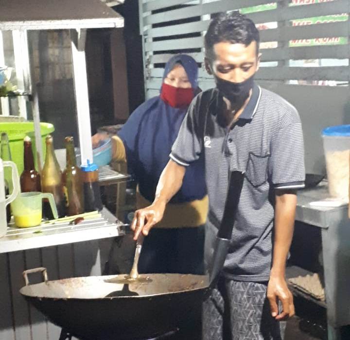 Pedagang nasi goreng melaksanakan ubah prilaku untuk menekan covid sekaligus promo penerapan protokol kesehatan