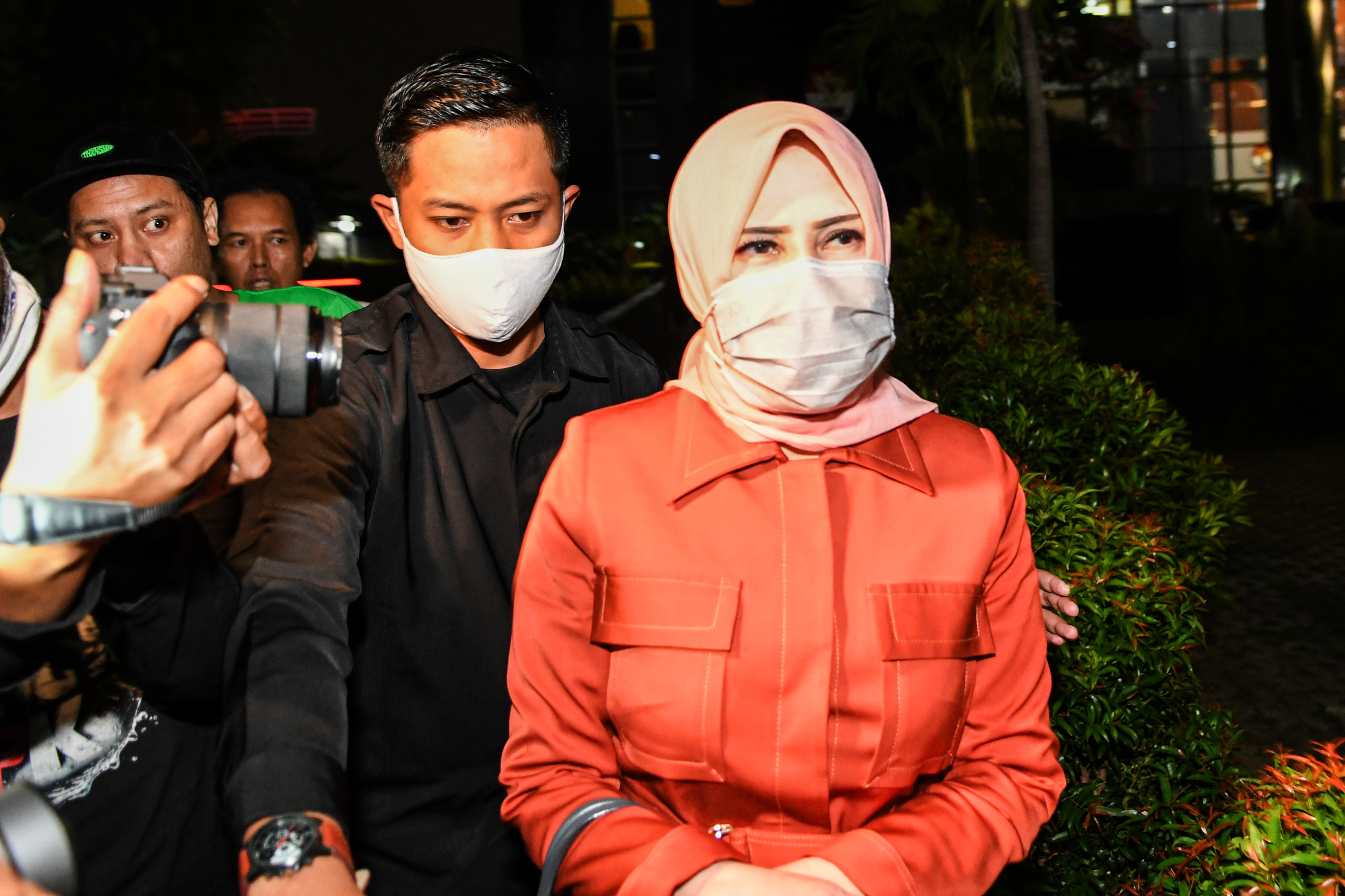  Istri mantan Sekretaris Mahkamah Agung (MA) Nurhadi, Tin Zuraida (kanan)