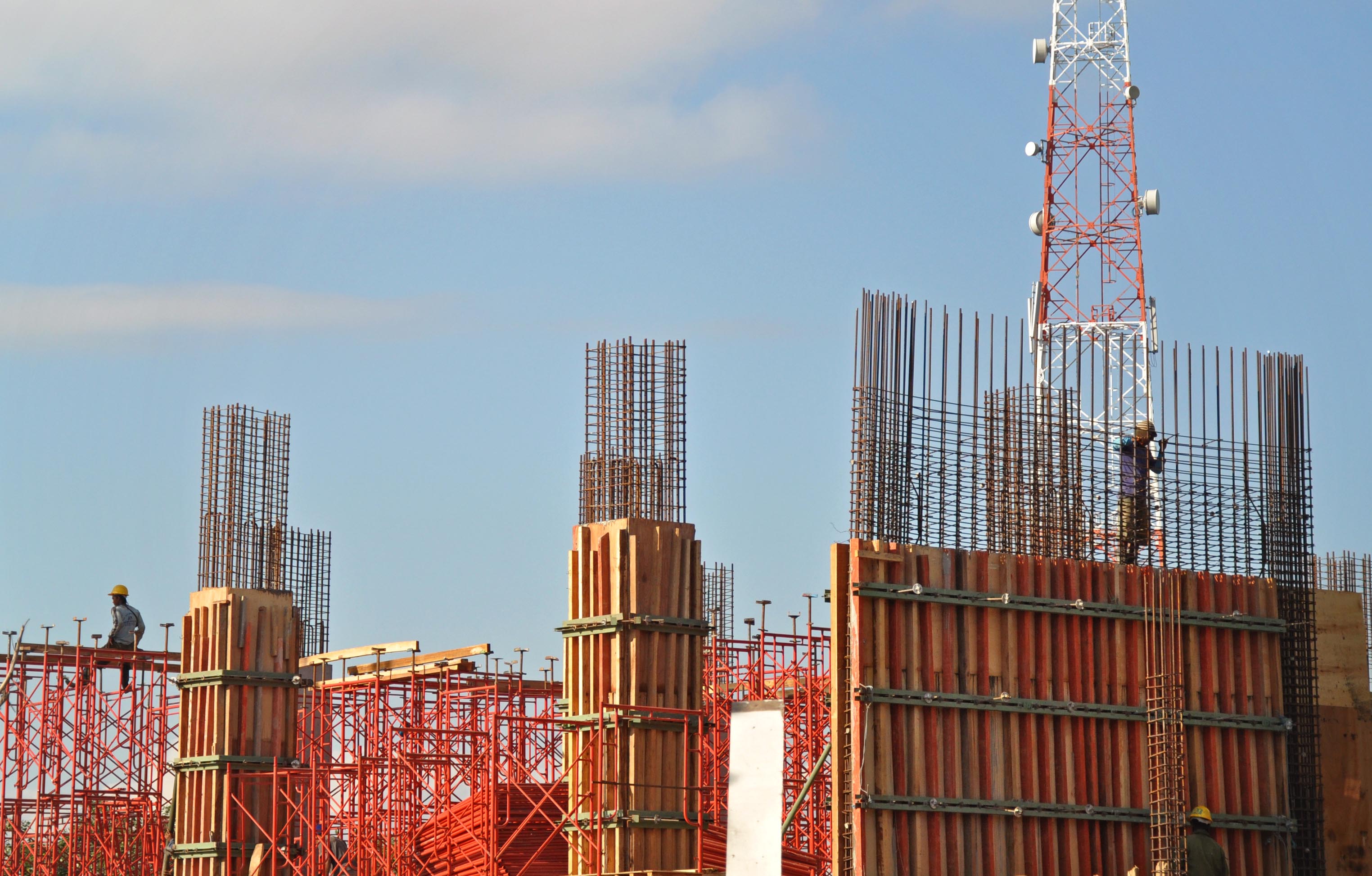 PERTUMBUHAN EKONOMI:  Pekerja mengerjakan pembangunan salah satu hotel berbintang.