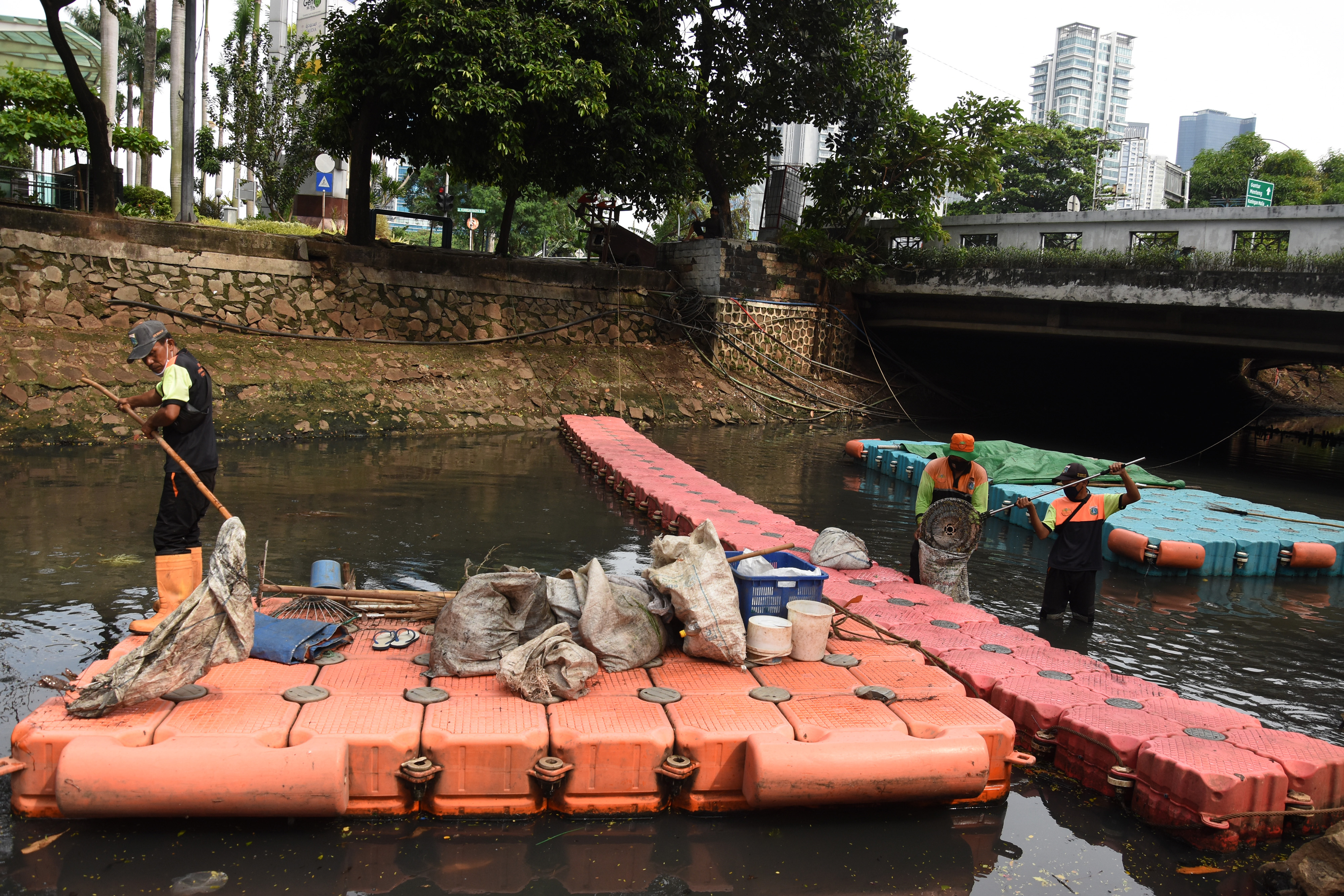 Petugas UPK Badan Air Dinas Lingkungan Hidup Jakarta Selatan membersihkan sampah di  Kali Cideng di Jakarta, Kamis (29/10/2020)