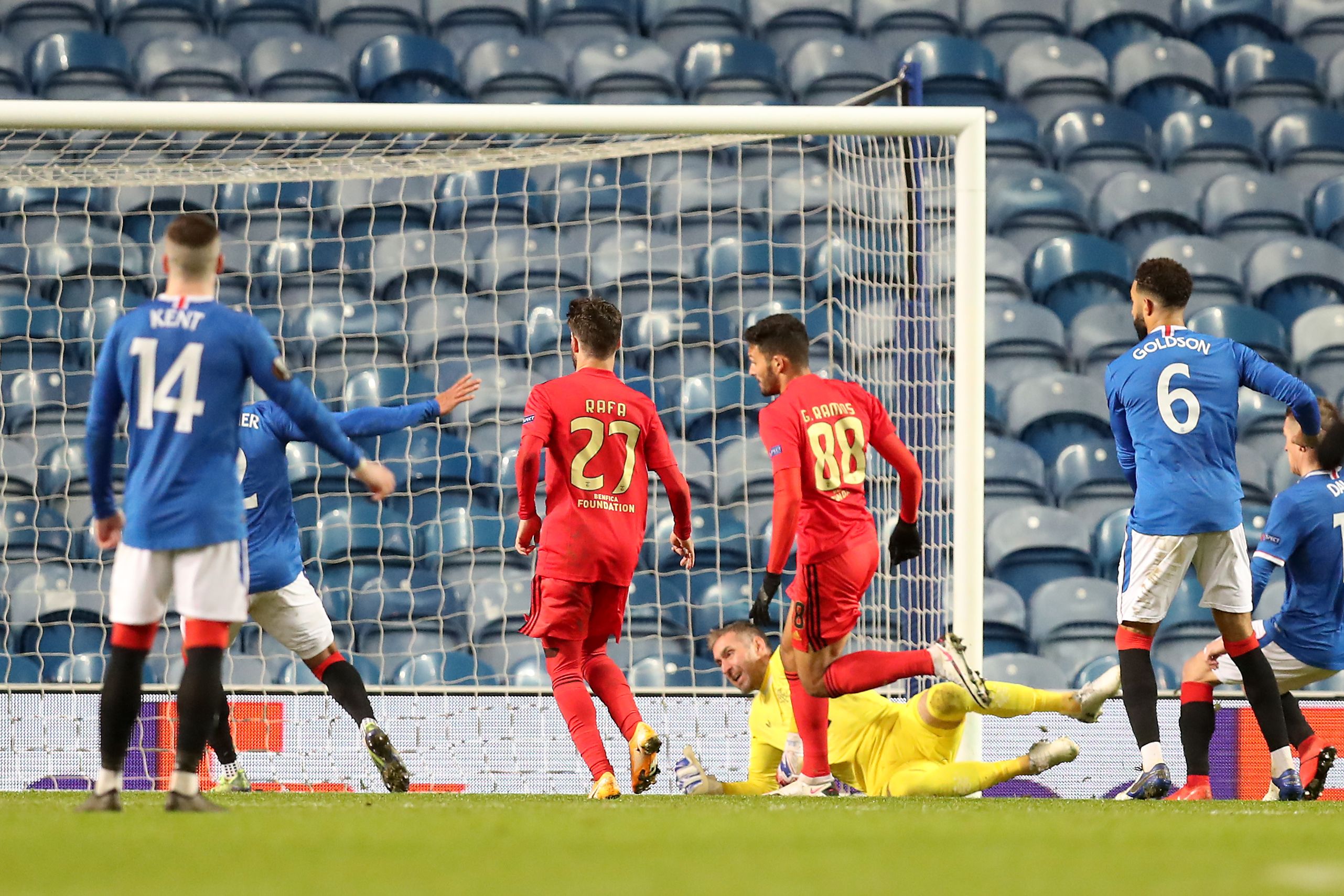 Laga Liga Europa antara Rangers dan Benfica.
