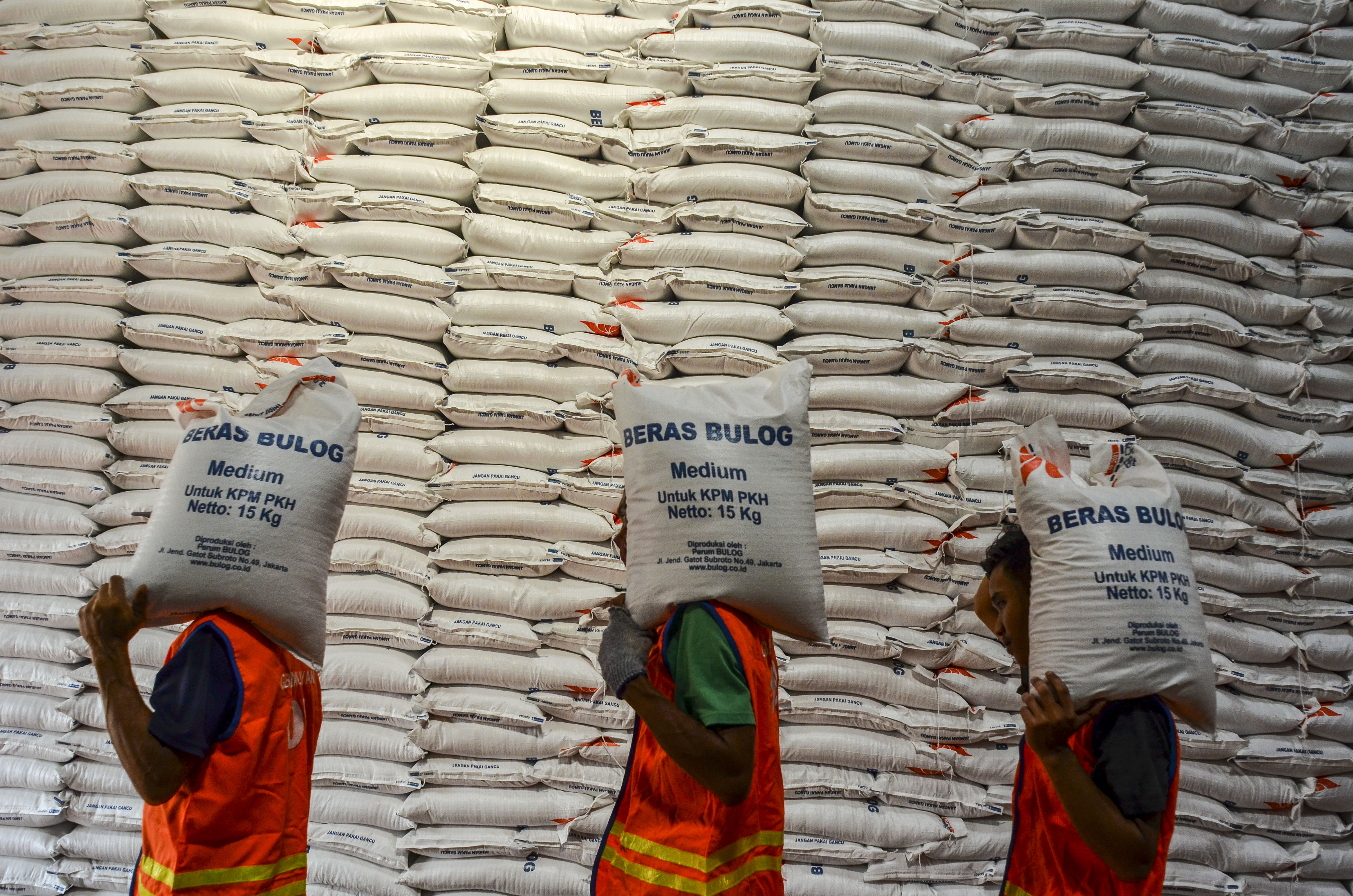 PENYALURAN BANTUAN SOSIAL BERAS: Pekerja memikul karung beras di Gudang Bulog Sub divre Ciamis, Sindangrasa, Kabupaten Ciamis, Jawa Barat.