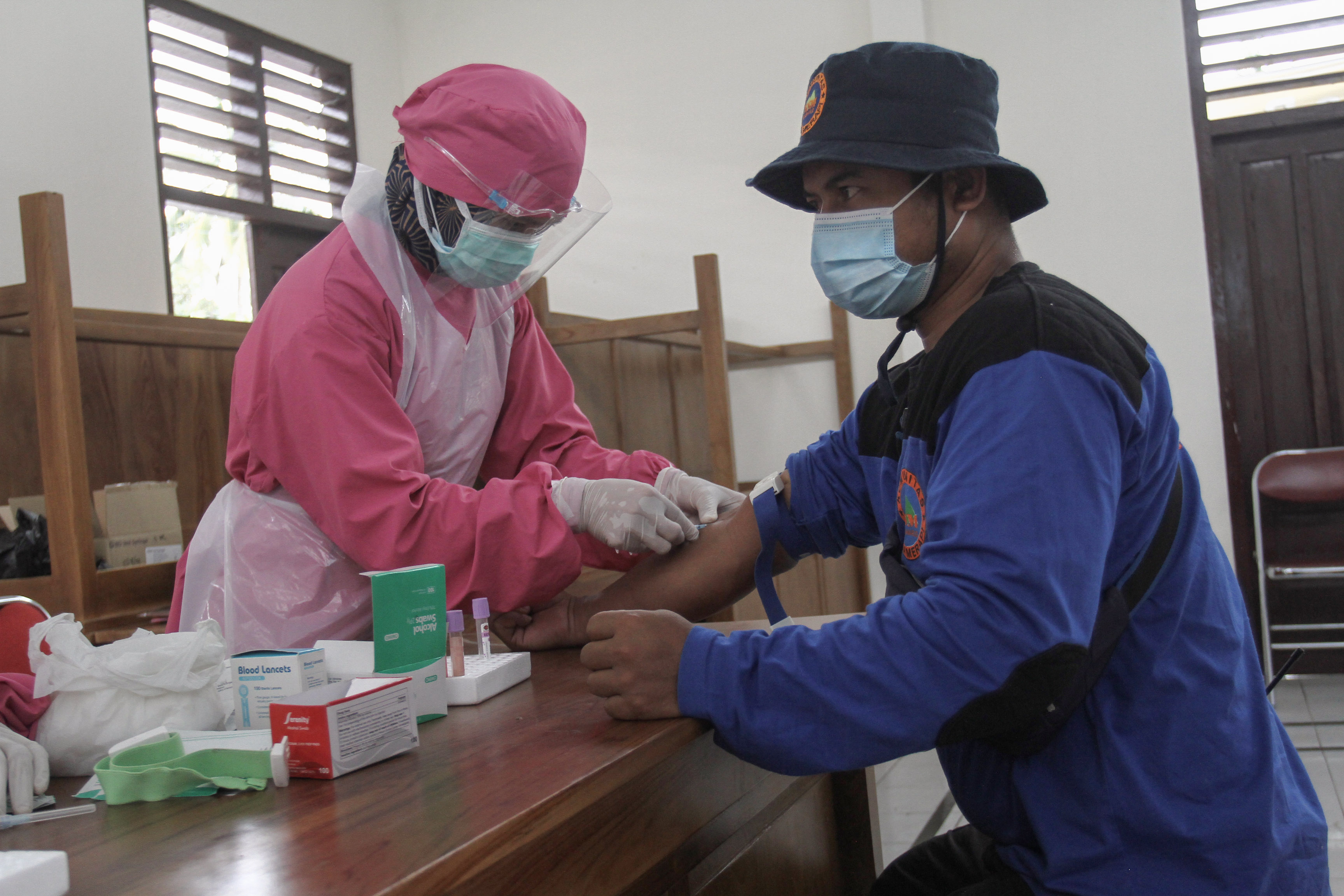 Relawan mengikuti rapid test di posko pengungsian Desa Glagaharjo, Cangkringan, Sleman, DI Yogyakarta, Senin (9/11/2020).